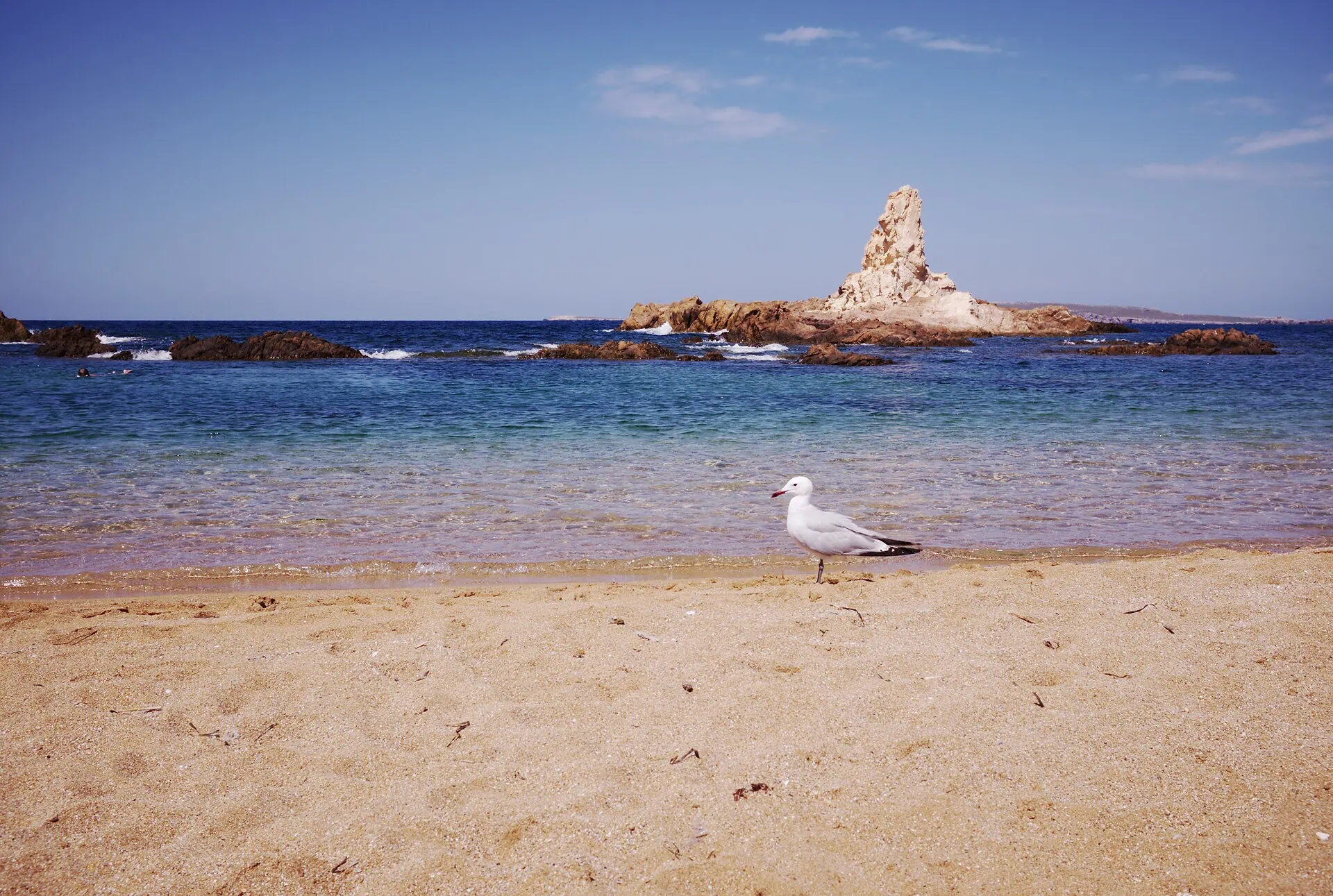 Cala Pregonda s červeným pieskom na Menorce