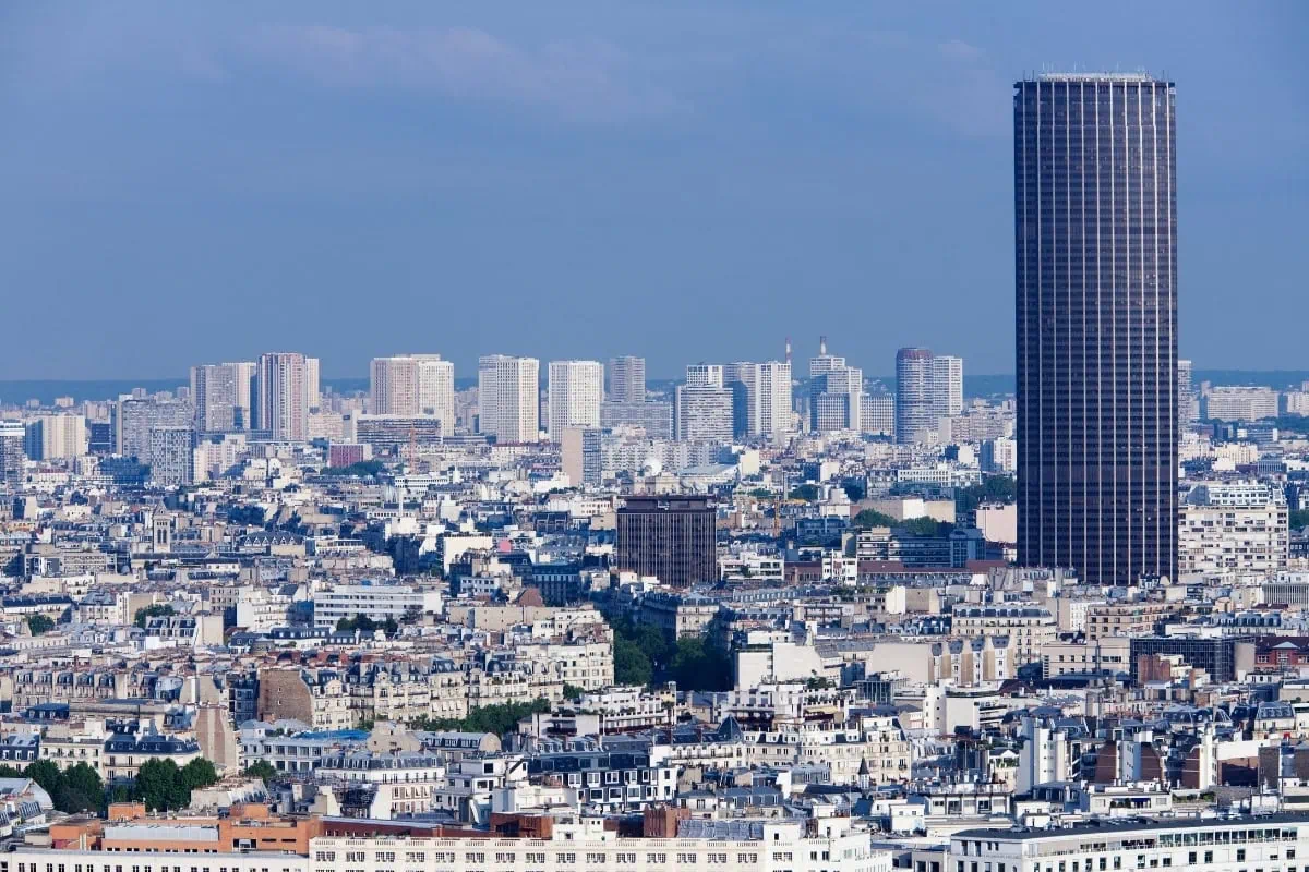 Veža Tour Montparnasse nad parížskymi strechami