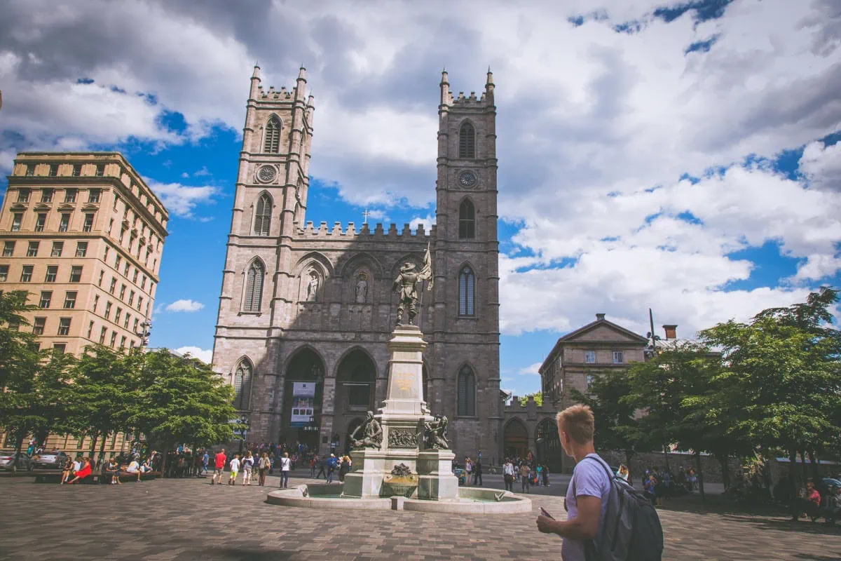Novogoticka bazilika Notre-Dame v Montrealu na namesti Place d'Armes