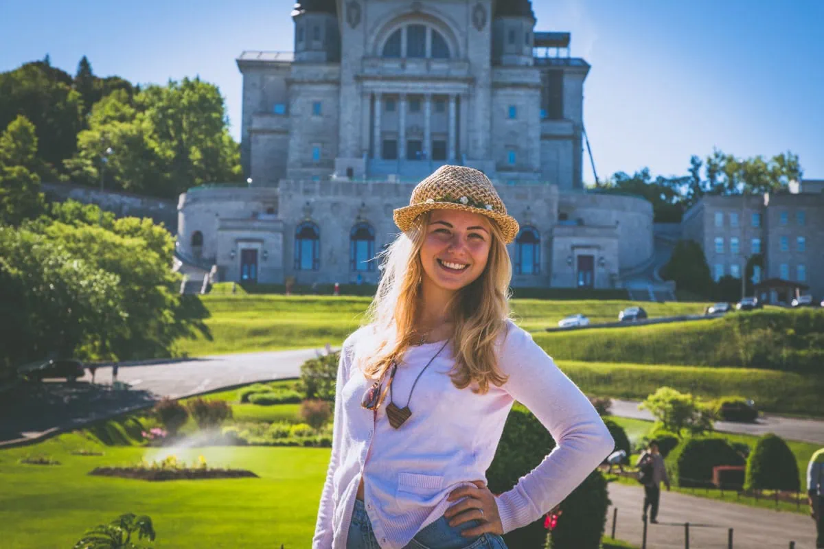 Cestovatelka pred bazilikou svateho Josefa na ubchi Mont Royal