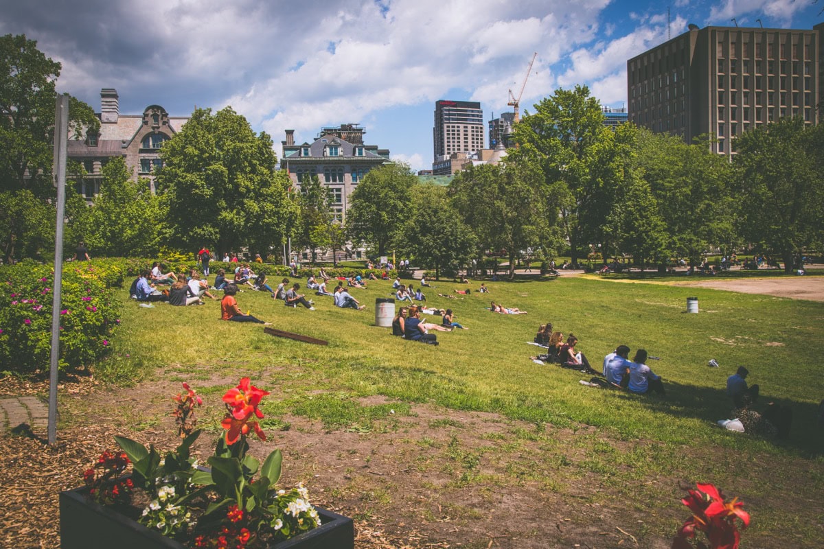 Montreal, Canada: 15 lucruri de văzut și de făcut 4 Oameni relaxandu-se pe pajistea din parcul Mont Royal cu panorama orasului