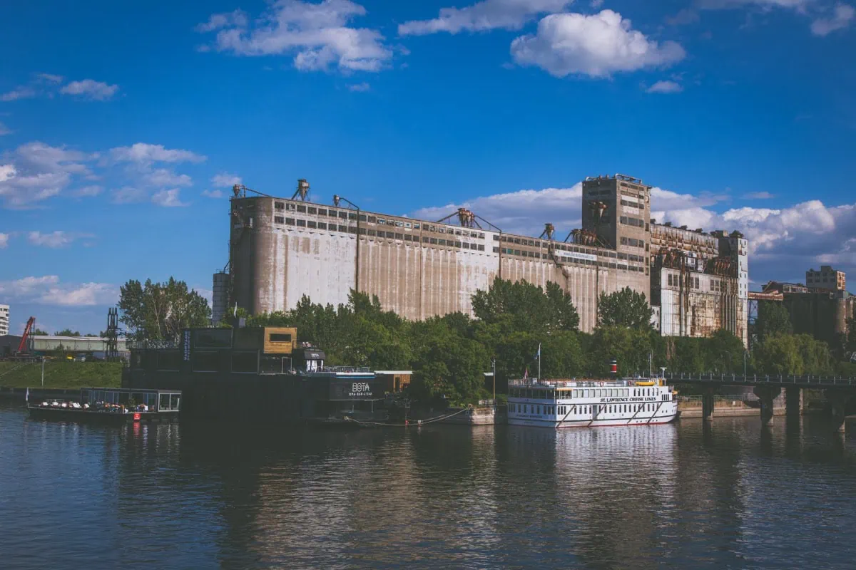 Historicke obilni silo a parnik ve Starem pristavu Montrealu