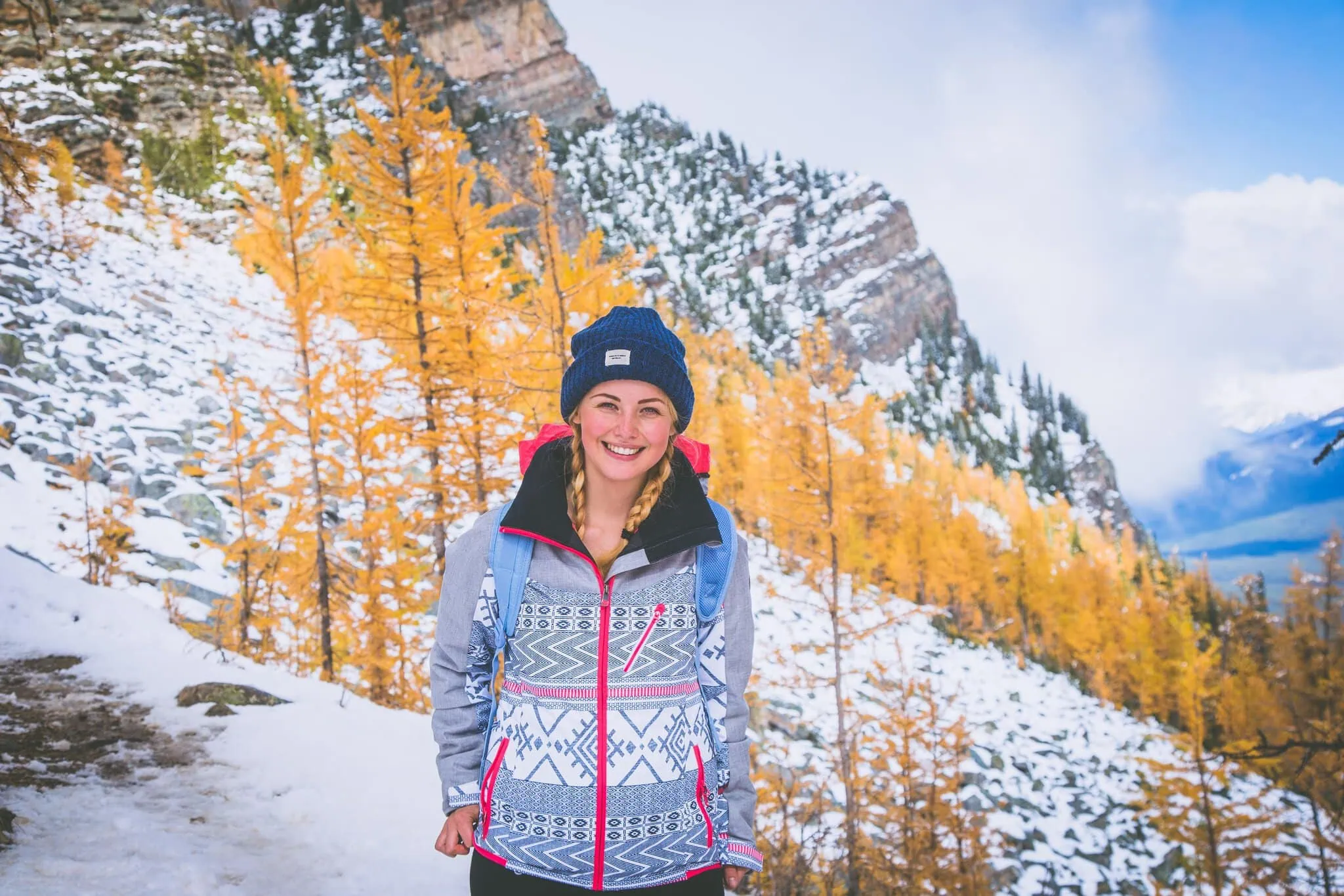 Lucie usmívá se v Larch Valley se zlatými modříny a sněhem