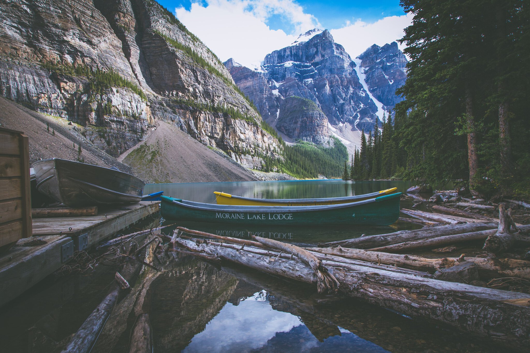 Die schönsten Seen der Welt: 15 Orte, die dich umhauen 2 Türkises Kanu der Moraine Lake Lodge auf dem Wasser des Sees