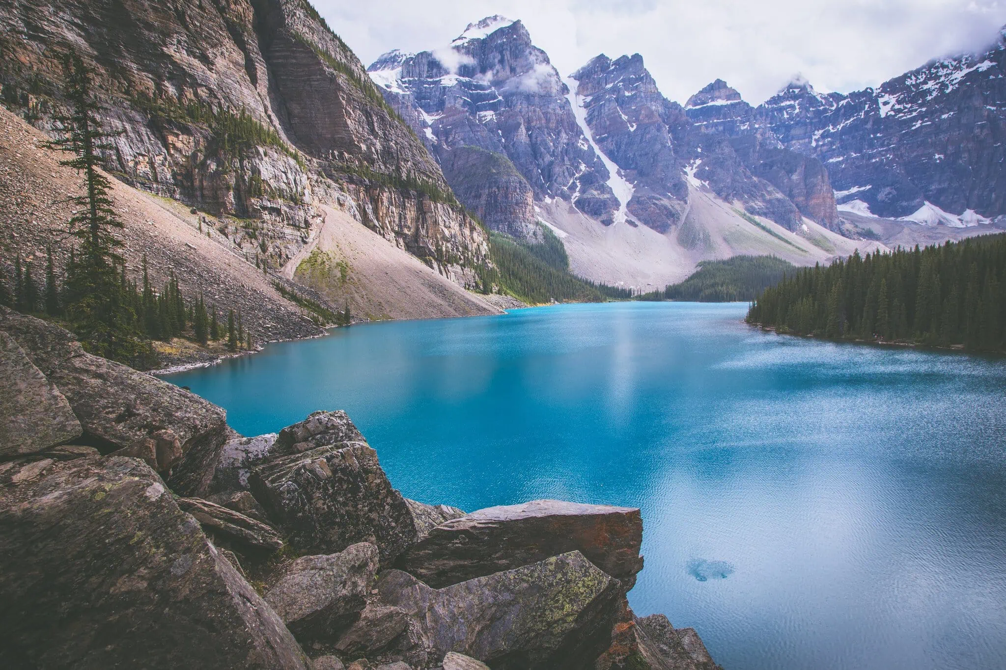 Moraine Lake s tmavými mraky a dramatickou tyrkysovou hladinou