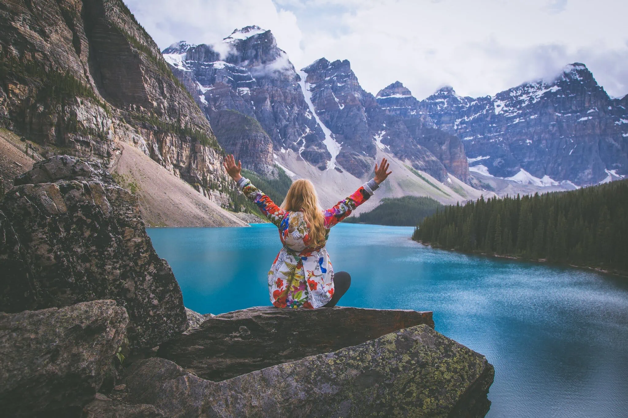 Lucie sedí na Rockpile s pohledem na Moraine Lake (Twenty Dollar View)