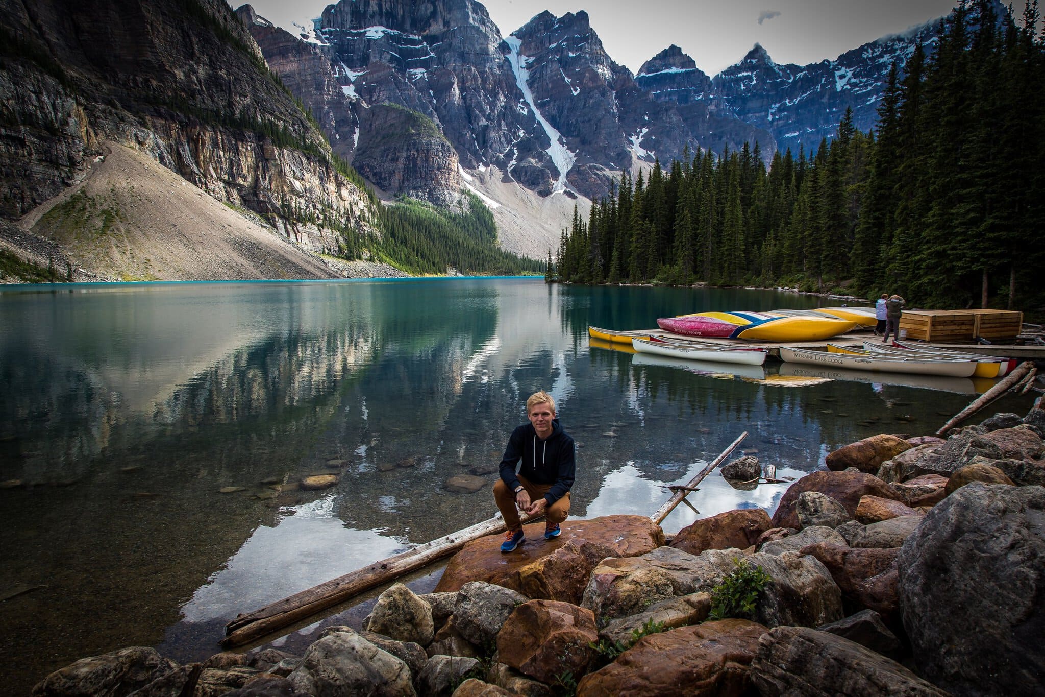 Moraine Lake, Canada: 12 lucruri de văzut și făcut în 2026 4 Lukáš la Moraine Lake cu canoe turcoaz și Valley of the Ten Peaks în fundal