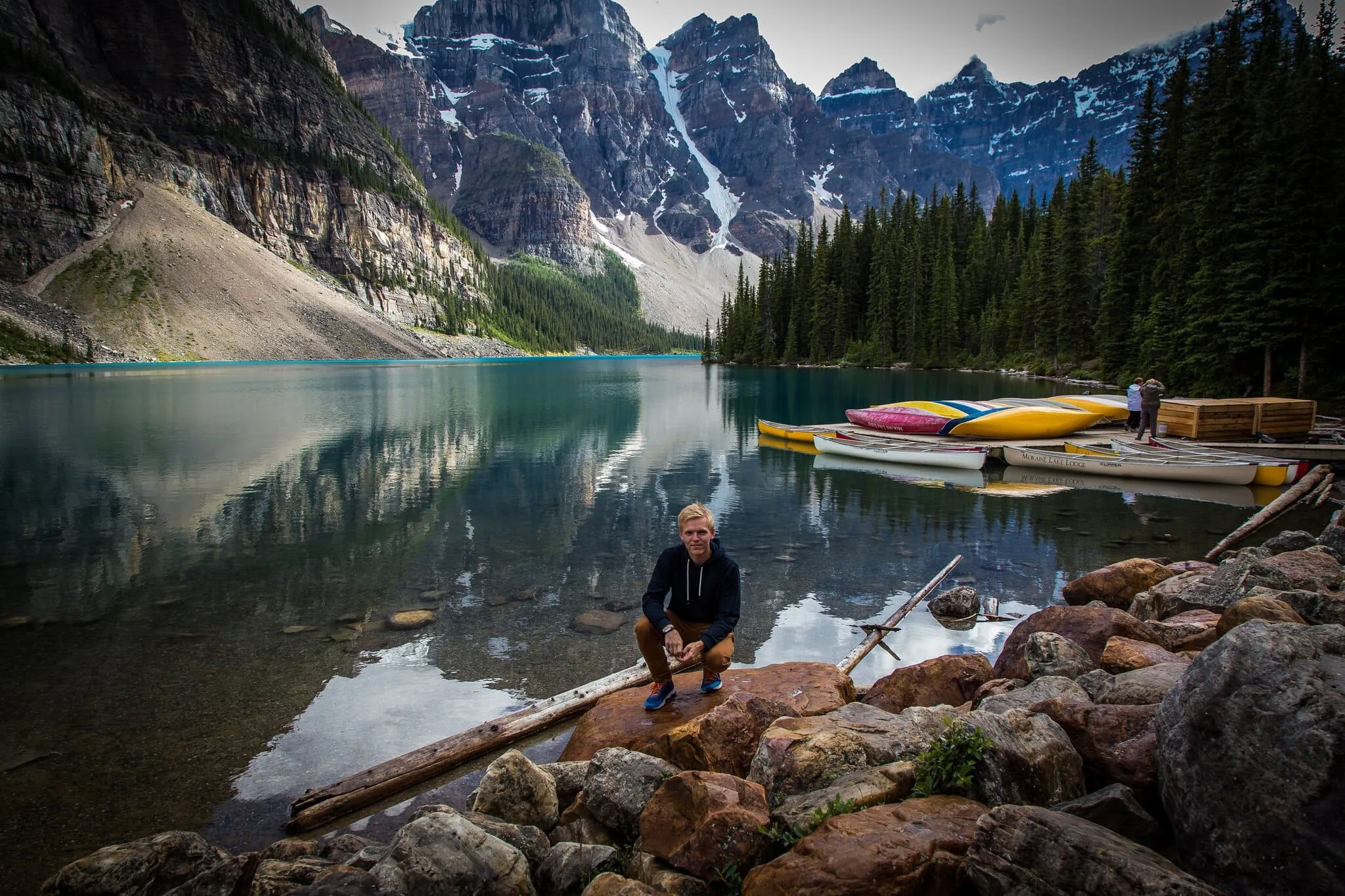 Lukáš u Moraine Lake s tyrkysovými kanoemi a Valley of the Ten Peaks v pozadí