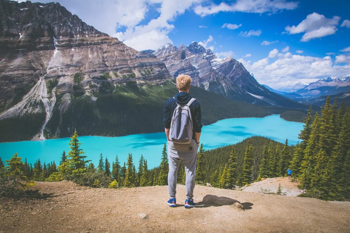 Klasický výhled na Moraine Lake z Rockpile Trail