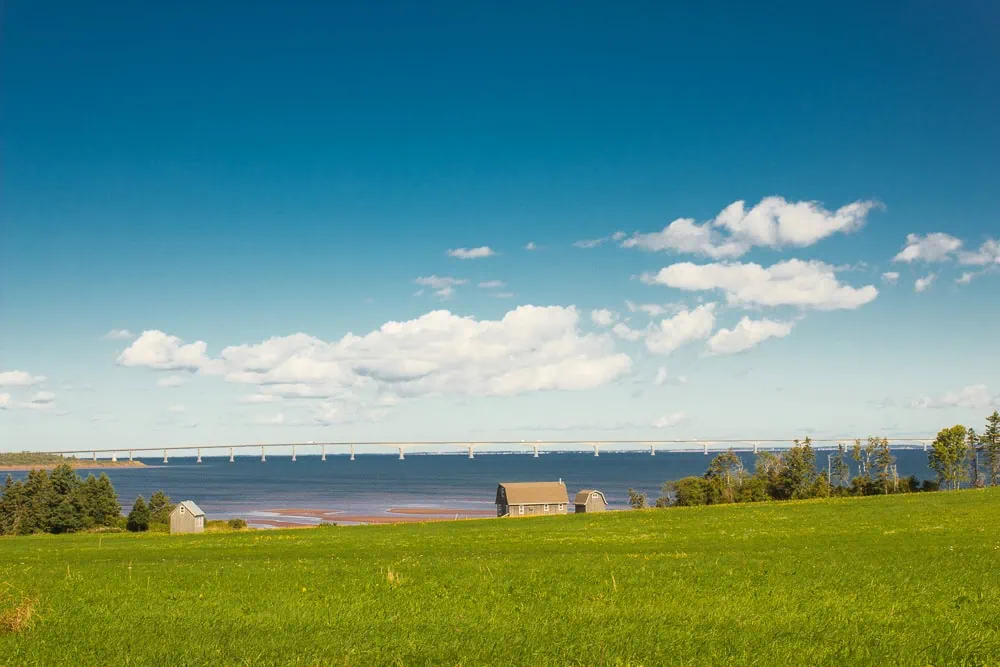 Confederation Bridge přes záliv na Prince Edward Island