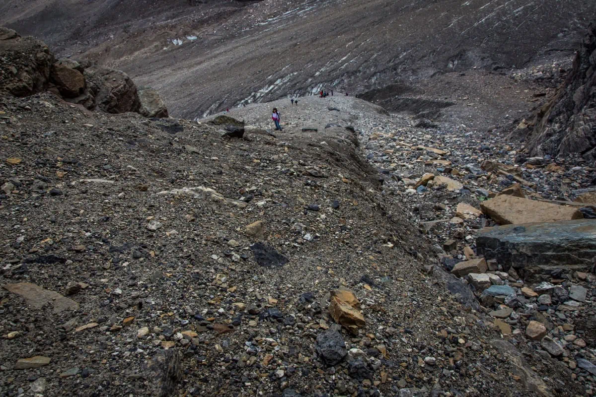 Turisté na skalnatem terenu v narodnim parku Mount Rainier