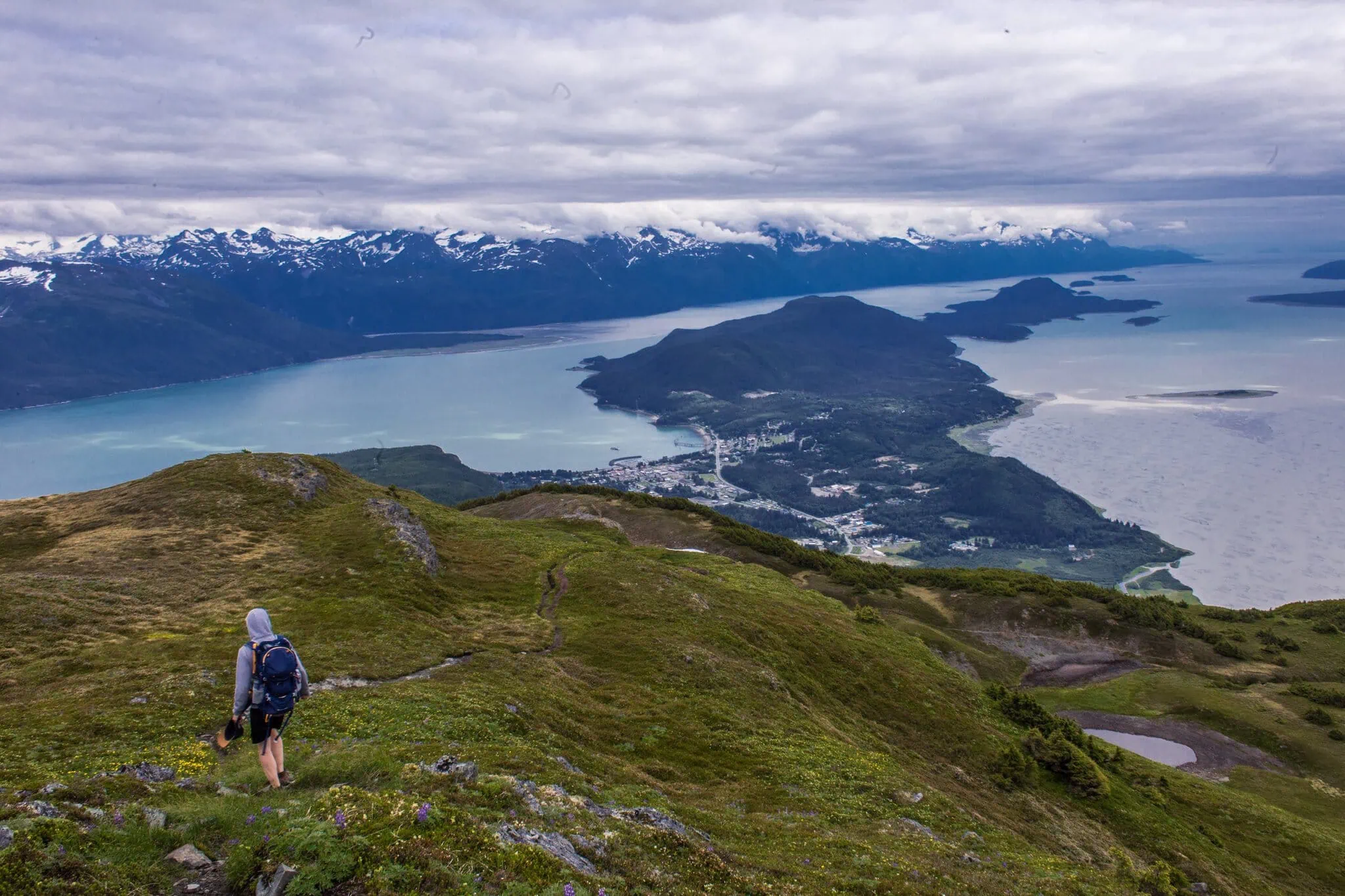 Wandelaar boven het fjord op Mount Ripinsky, een beklimming voor dapperen