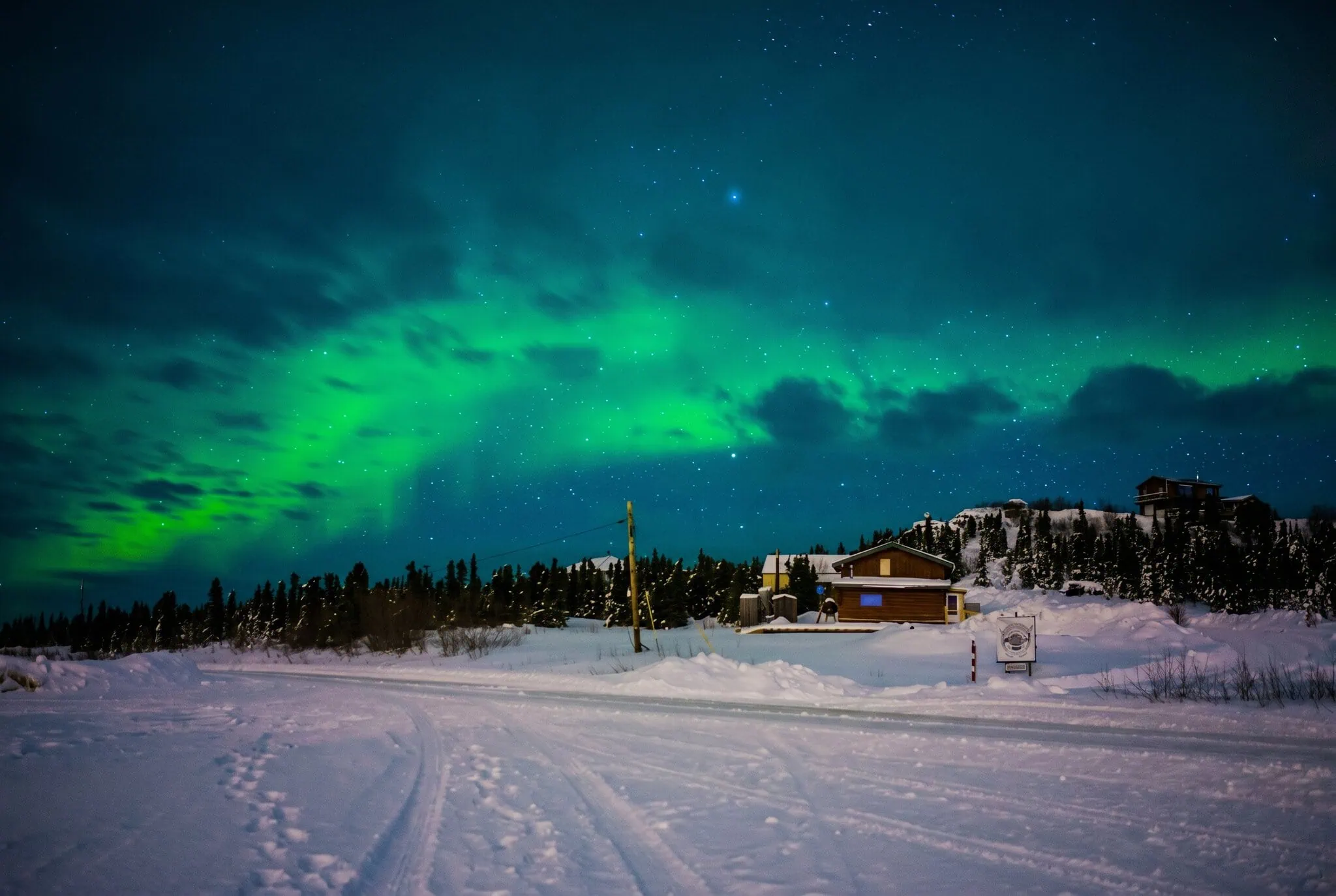 Aurora boreal sobre una cabaña de madera cerca de Murphy Dome, Fairbanks