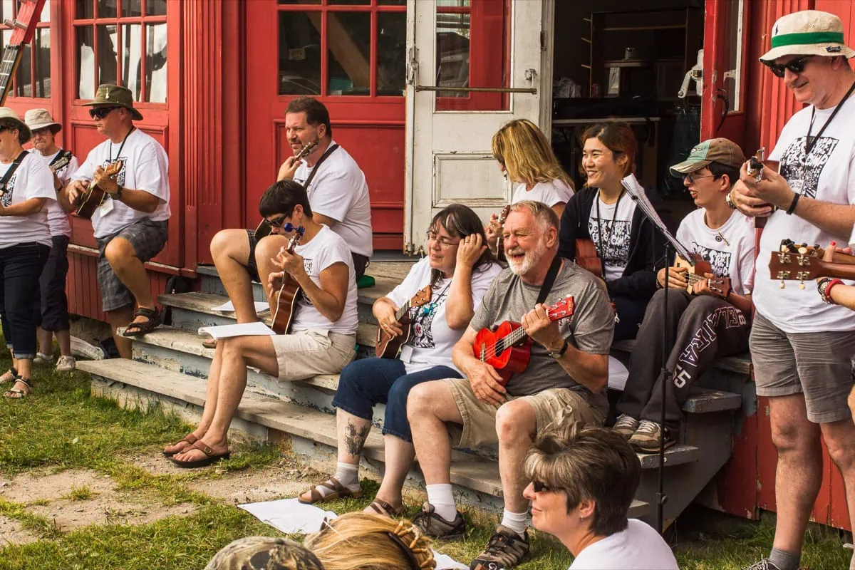 Muzikanti u červené budovy v Mahone Bay