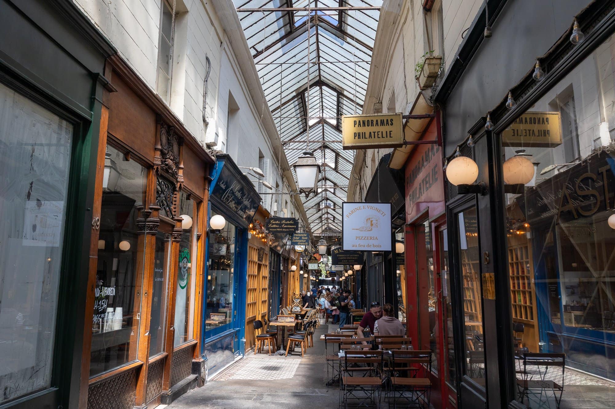 Shopping i Paris: Concept stores, varuhus och vintage (komplett shoppingguide) 3 Övertäckt passage med färgglada butiker, kafé och glastak