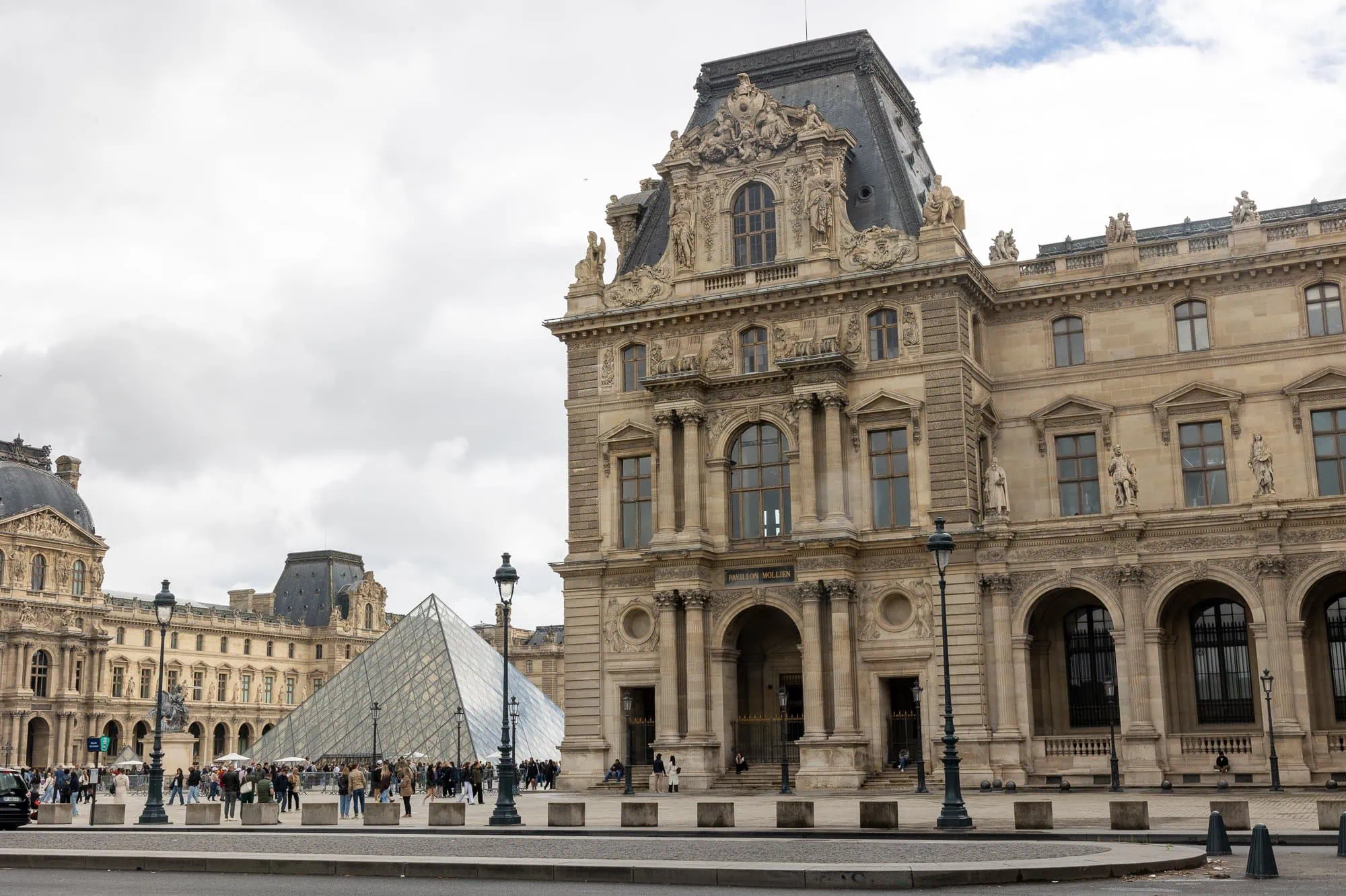 Nádvorie Louvru s ikonickou sklenenou pyramídou a klasicistickým palácom