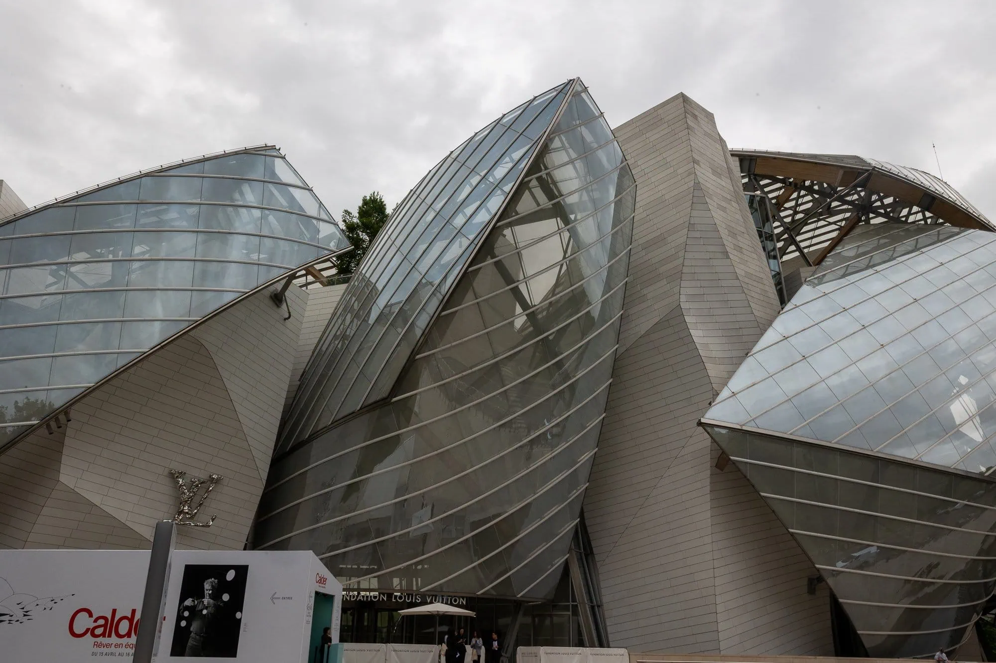 Fondation Louis Vuitton s charakteristickými sklenenými asymetrickými plachtami