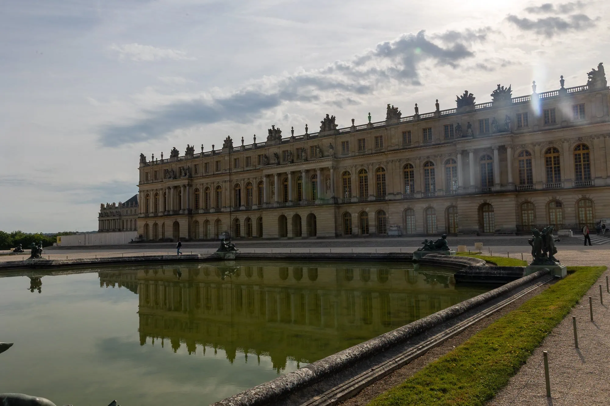 Palác vo Versailles s kanálom odrážajúcim fasádu budovy