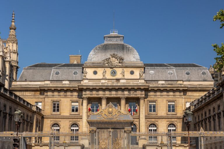 Klasicistní budova Palais de la Légion d'honneur s kupolí a zlatými ozdobami