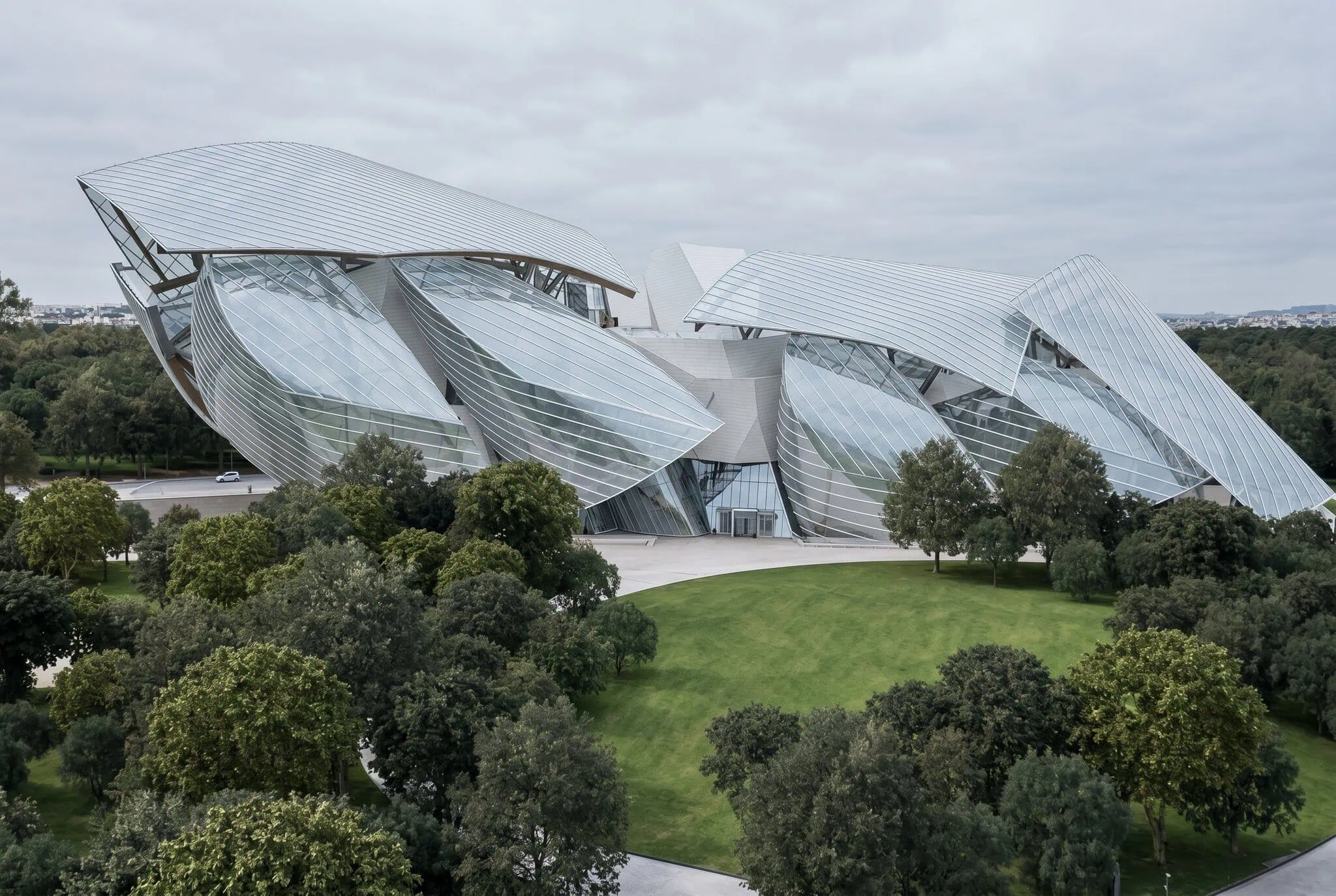 Sklenená plachetnica Fondation Louis Vuitton od Franka Gehryho