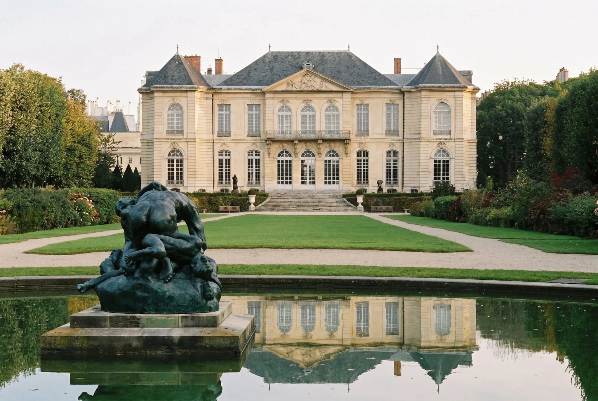 Socha Mysliteľa v záhrade Musée Rodin