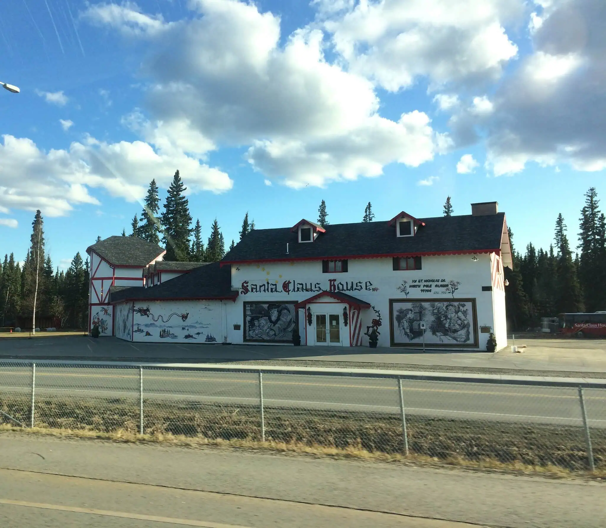 Fairbanks, Aljaška: 12 tipů, co vidět a dělat (aurora capital + Chena Hot Springs) 10 Santa Claus House v městečku North Pole u Fairbanks