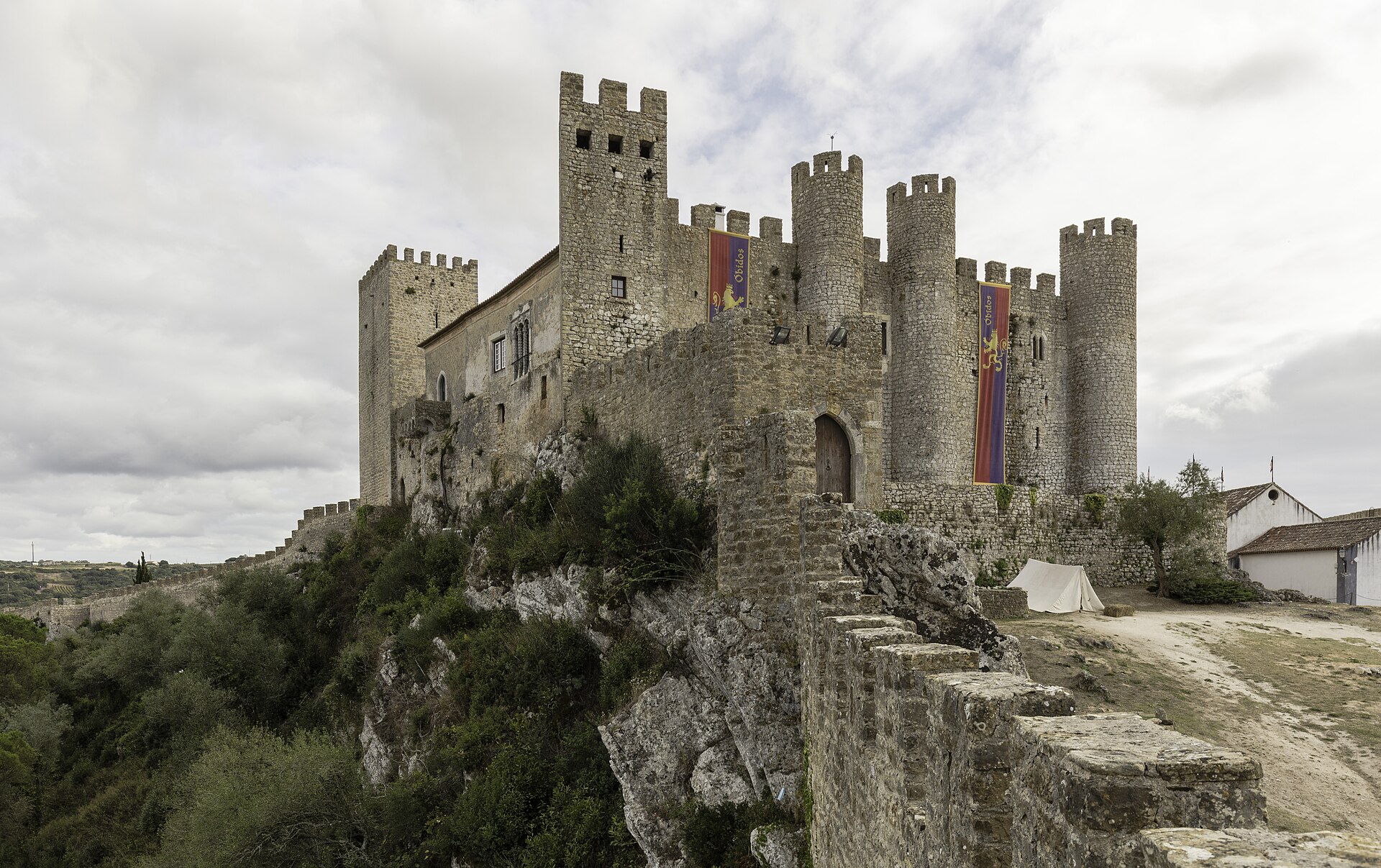 Óbidos, Portugalsko: 12 tipů, co vidět ve středověkém městečku 6 Obdivujte kachličky u brány Porta da Vila