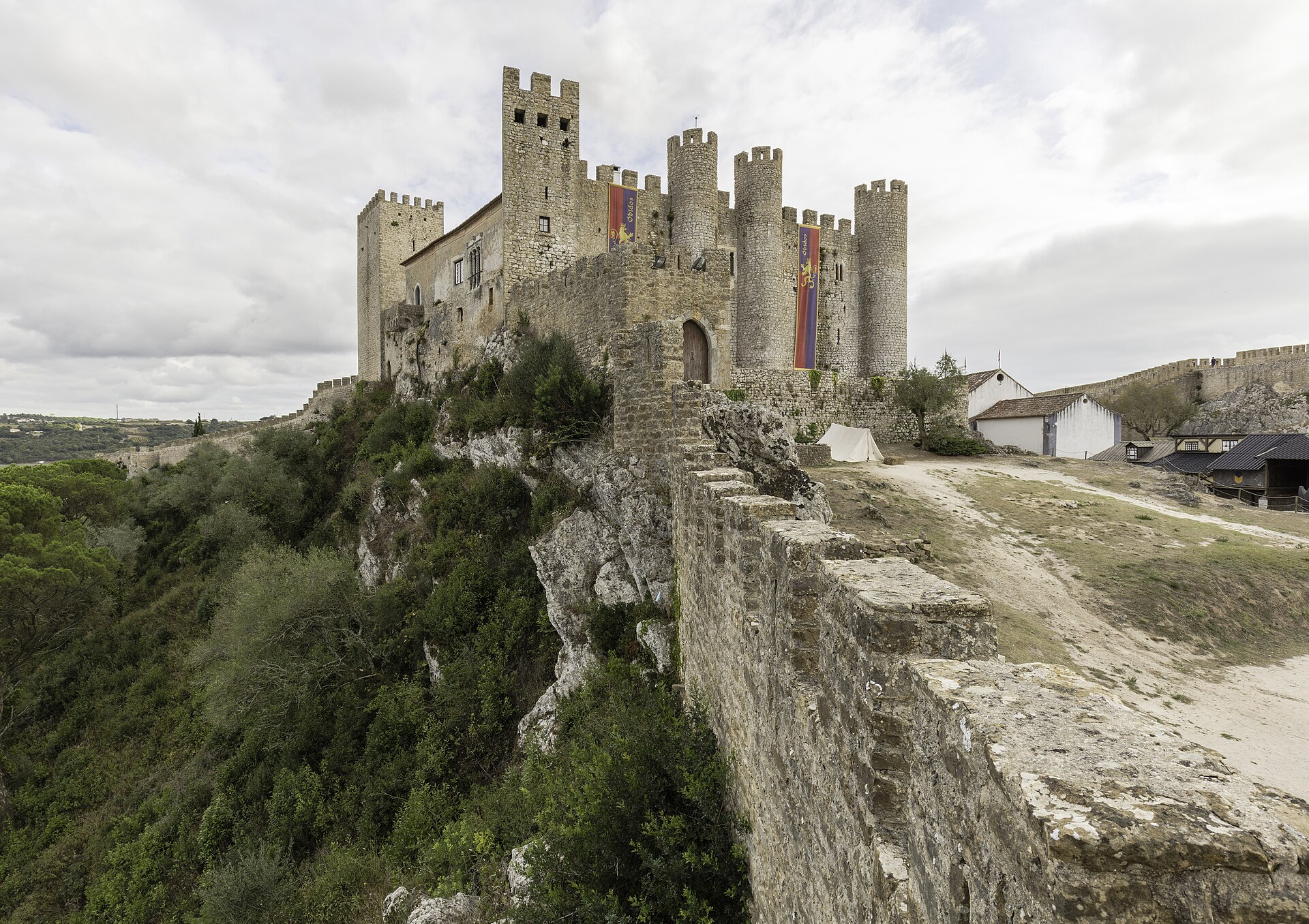 Óbidos, Portugalsko: 12 tipů, co vidět ve středověkém městečku 5 Projděte se po středověkých hradbách (Muralhas)