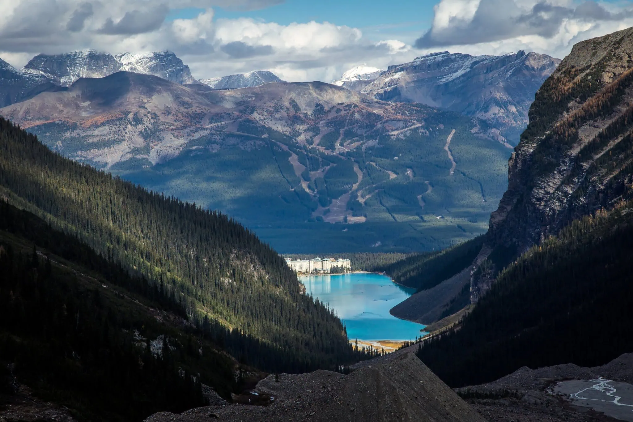 Pohled na Fairmont Chateau Lake Louise z trailu na Big Beehive