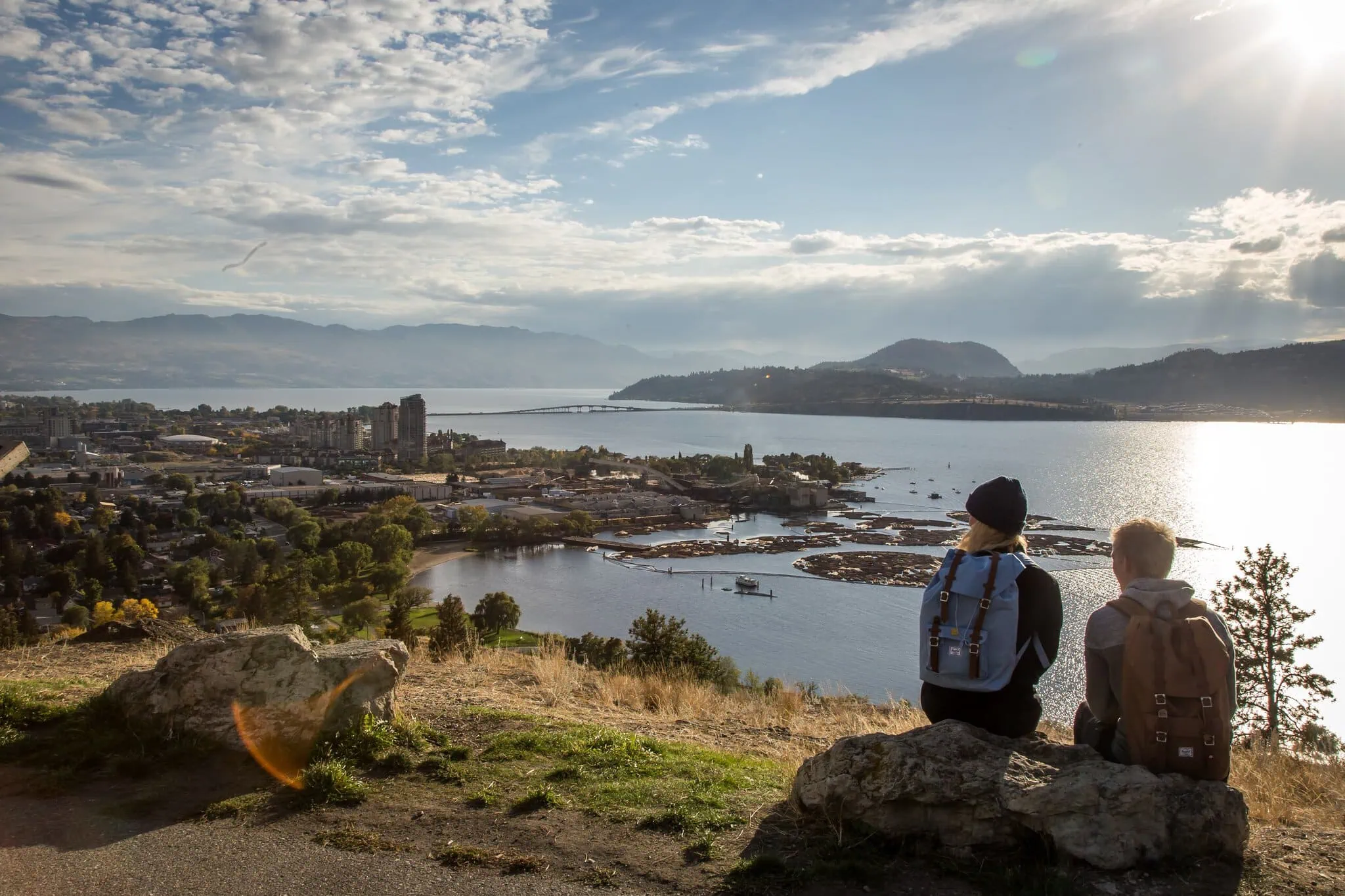 Lukáš a Lucie sedí zezadu na Knox Mountain a koukají na Kelownu