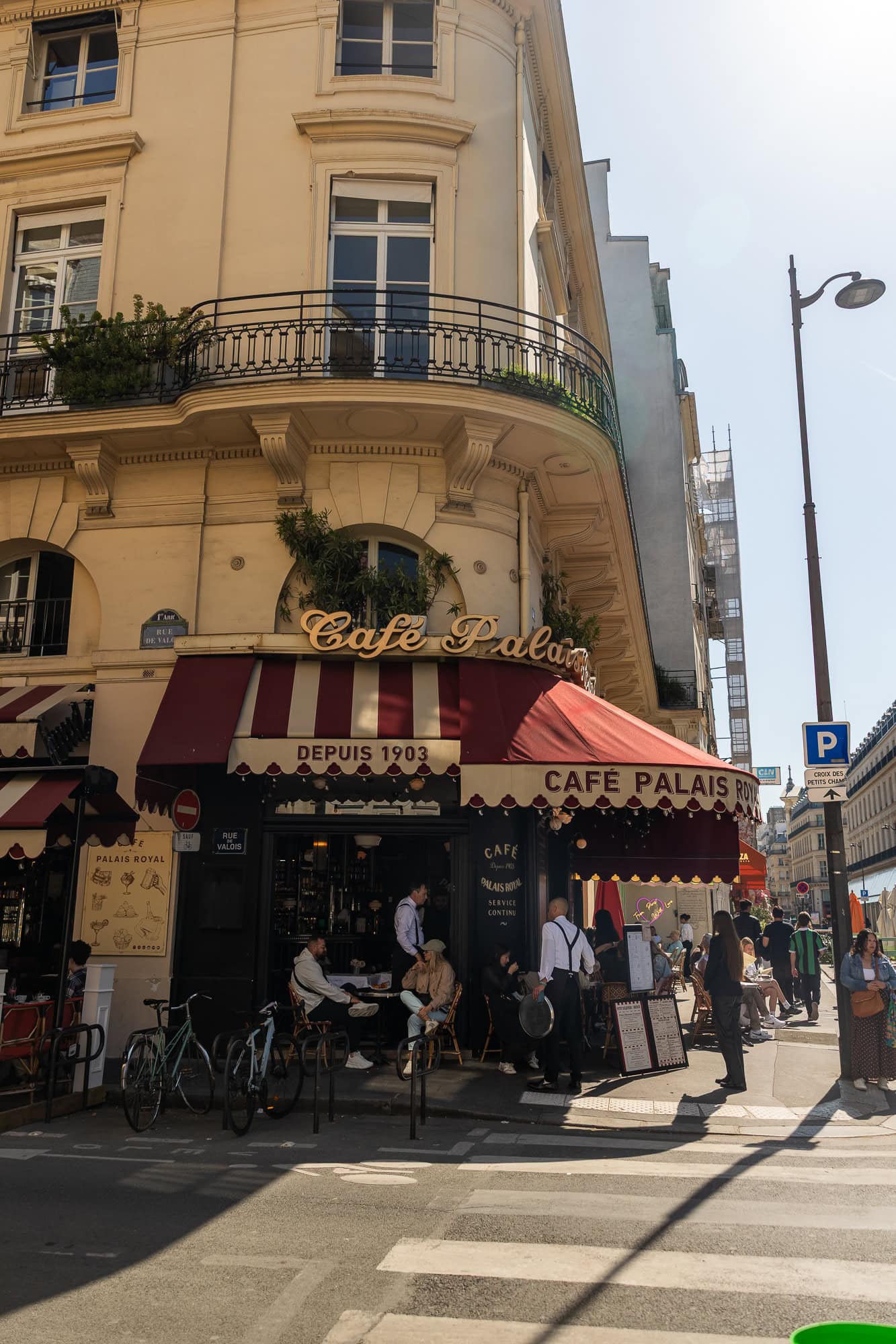 38 de lucruri de văzut la Paris: ghid complet 2026 (+ ce să NU faci și itinerarii de 2–5 zile) 29 Café Pallas cu copertină roșie pe o străduță pariziană