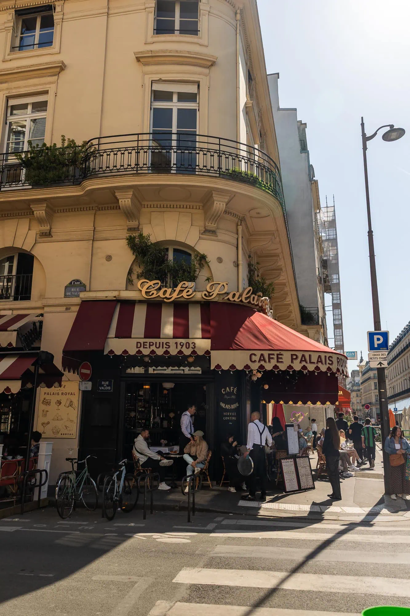 Café Pallas s červenou markýzou v pařížské uličce