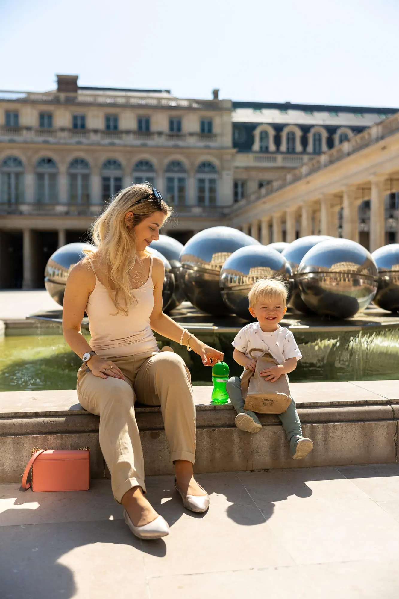 Pruhované sloupy Colonnes de Buren na nádvoří Palais Royal v Paříži