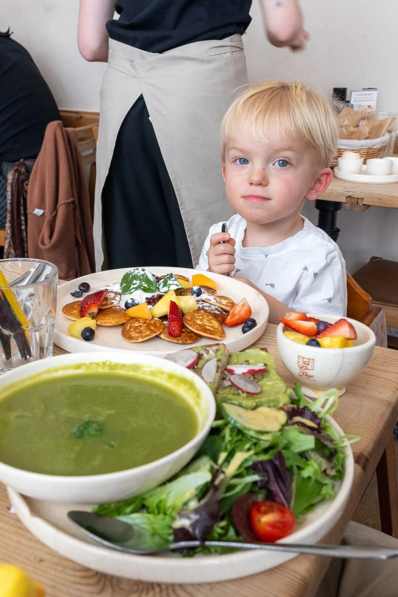 Vegetariánský oběd v pařížském bistru s batoletem