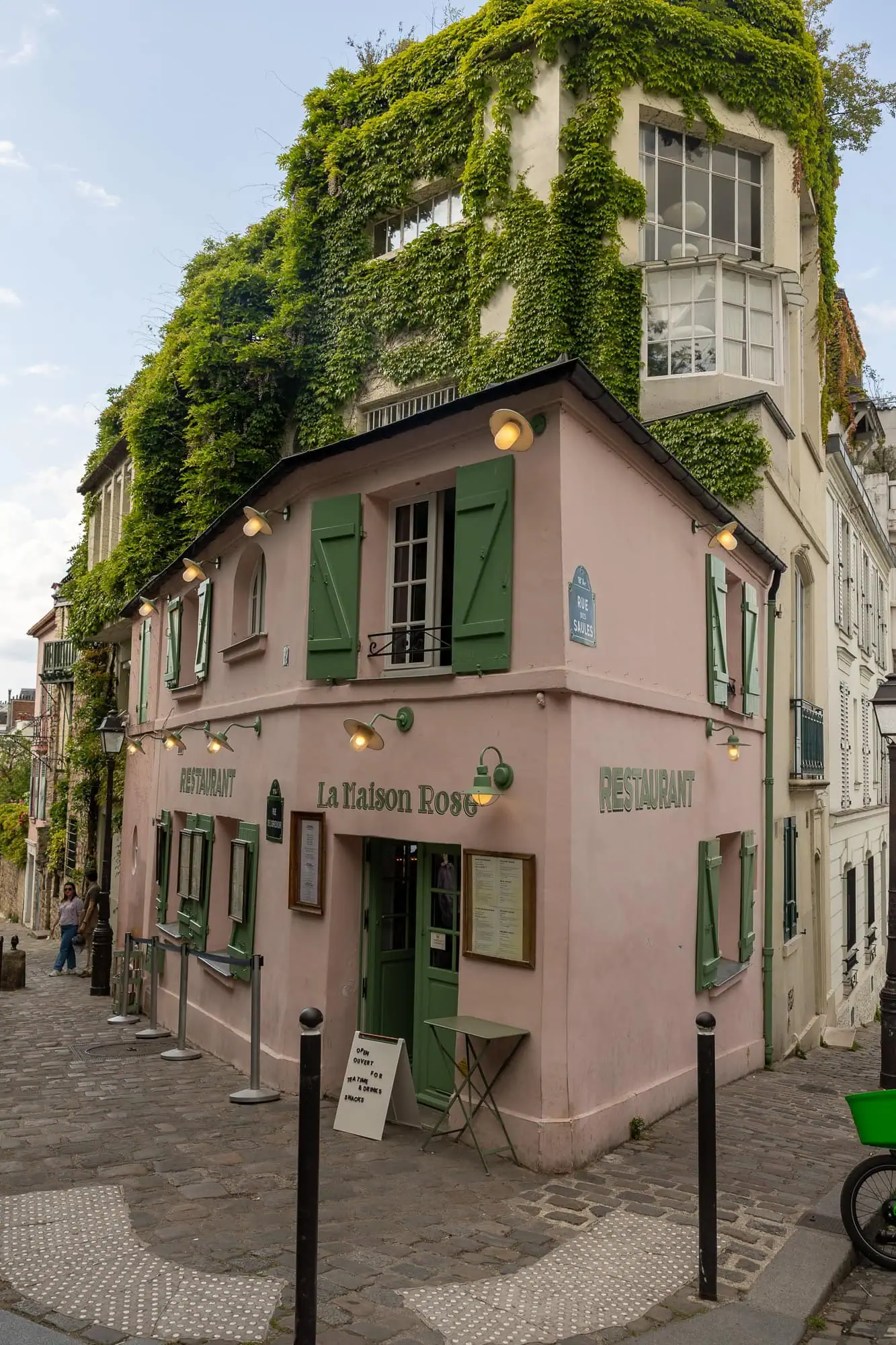Růžová kavárna La Maison Rose na Montmartru