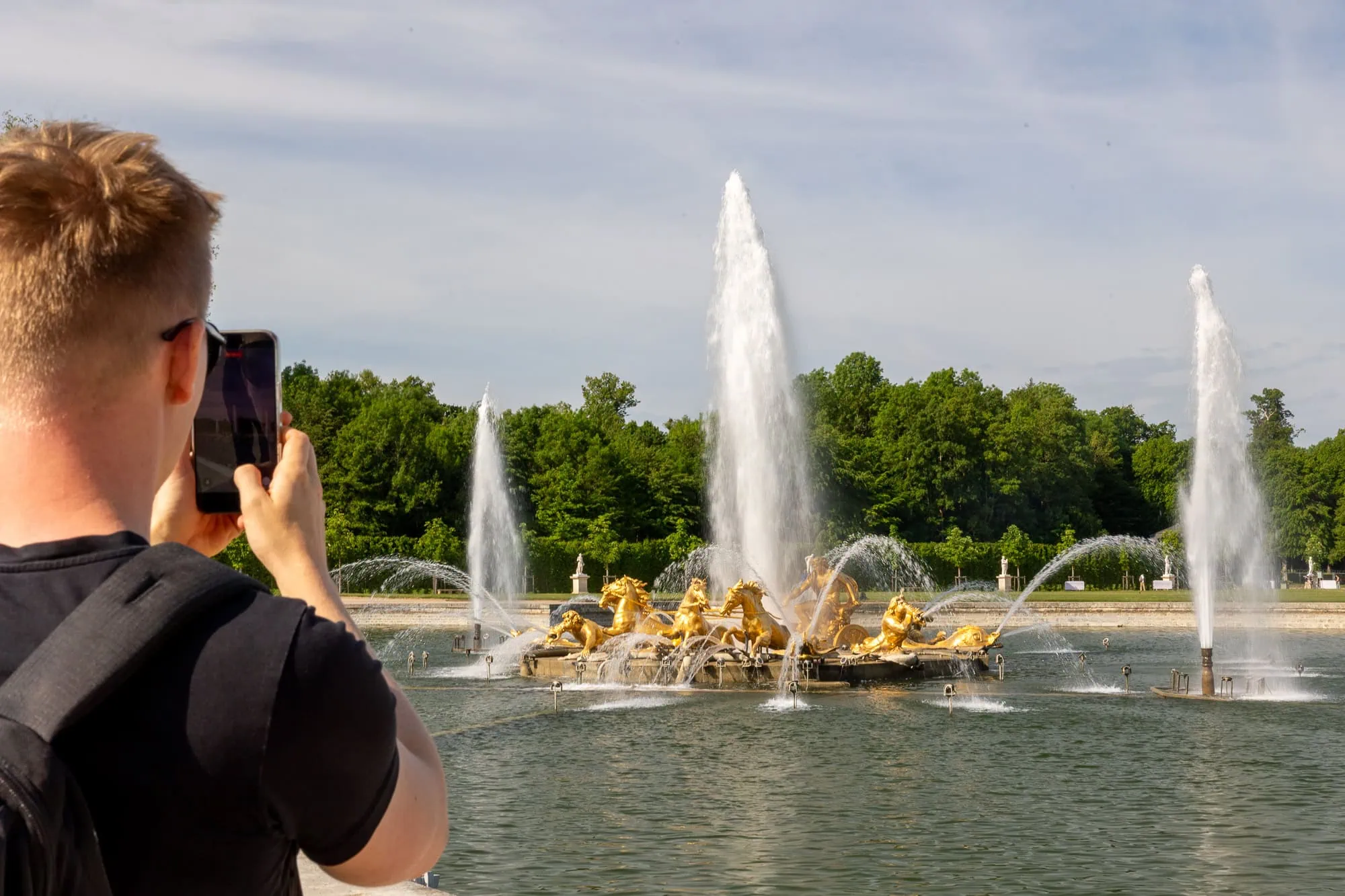 Zlatá Apollónova fontána v zahradách zámku Versailles
