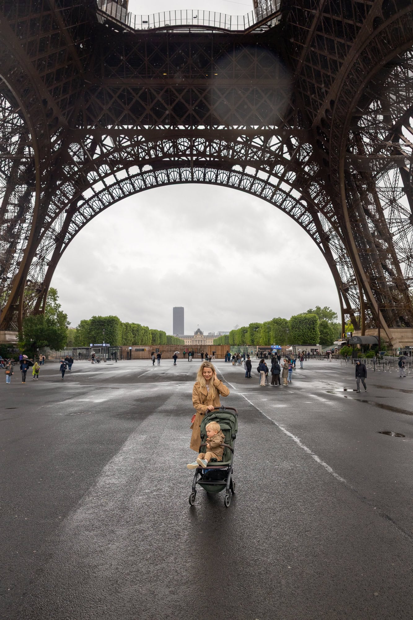 38 de lucruri de văzut la Paris: ghid complet 2026 (+ ce să NU faci și itinerarii de 2–5 zile) 25 Plimbare cu căruciorul sub Turnul Eiffel