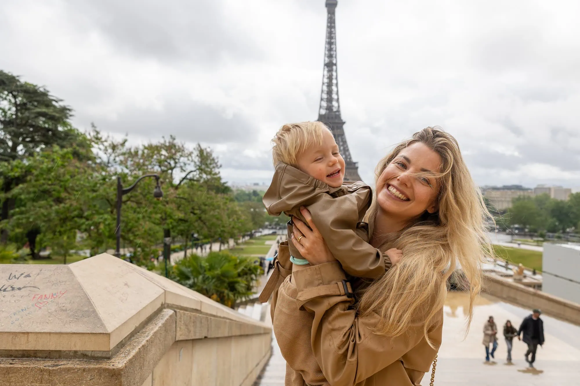 Lucie s batoletem před Eiffelovou věží na Trocadéru