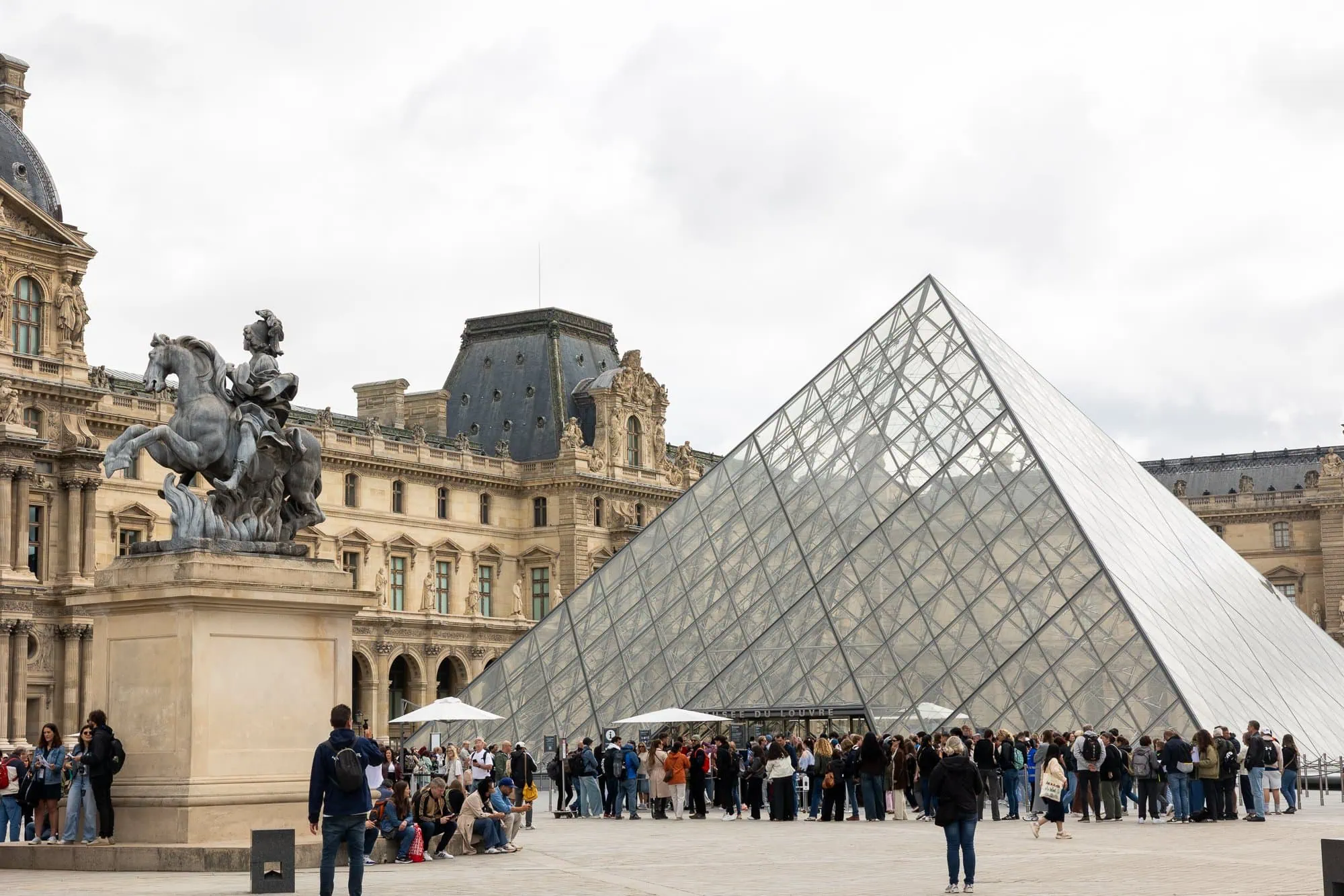 Paříž s dětmi: Kompletní průvodce rodinnou Paříží (na co se připravit s kočárkem) 4 Nádvoří Louvru s charakteristickou skleněnou pyramidou a historickými budovami