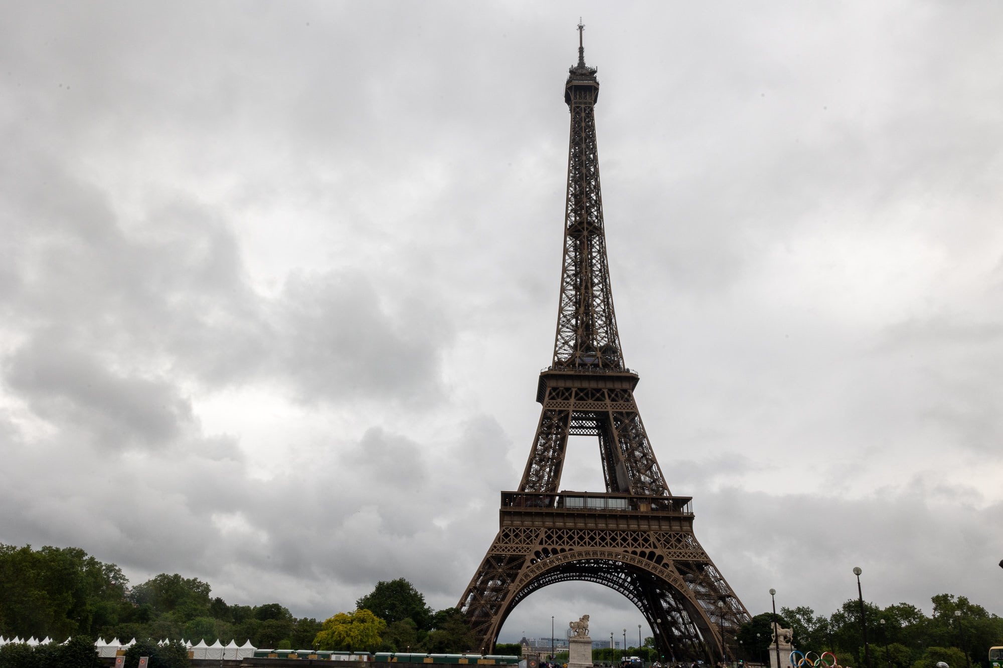 Paris în 3 zile: Itinerariul perfect (+ variante de 2 și 5 zile) 10 Turnul Eiffel din Paris fotografiat din perspectivă frontală sub un cer cenușiu