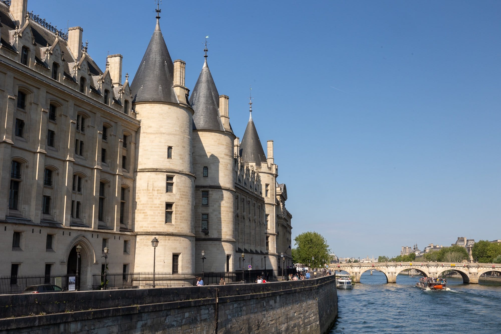 Paris în 3 zile: Itinerariul perfect (+ variante de 2 și 5 zile) 2 Conciergerie cu turnurile sale caracteristice deasupra râului Sena în Paris