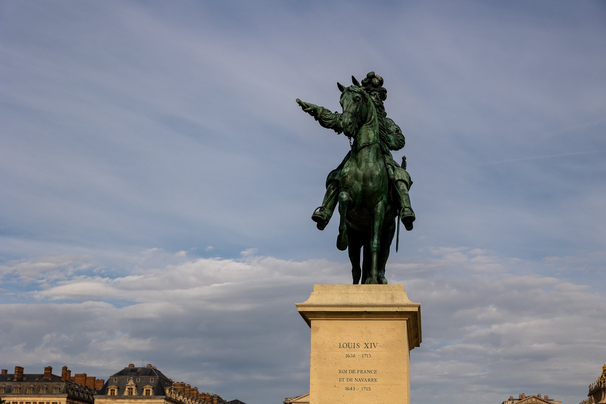 Myter och legender om Paris: Från Paris-syndromet till Fantomen på operan 1 Grön bronsryttarstaty av Ludvig XIV på stensockel i Paris