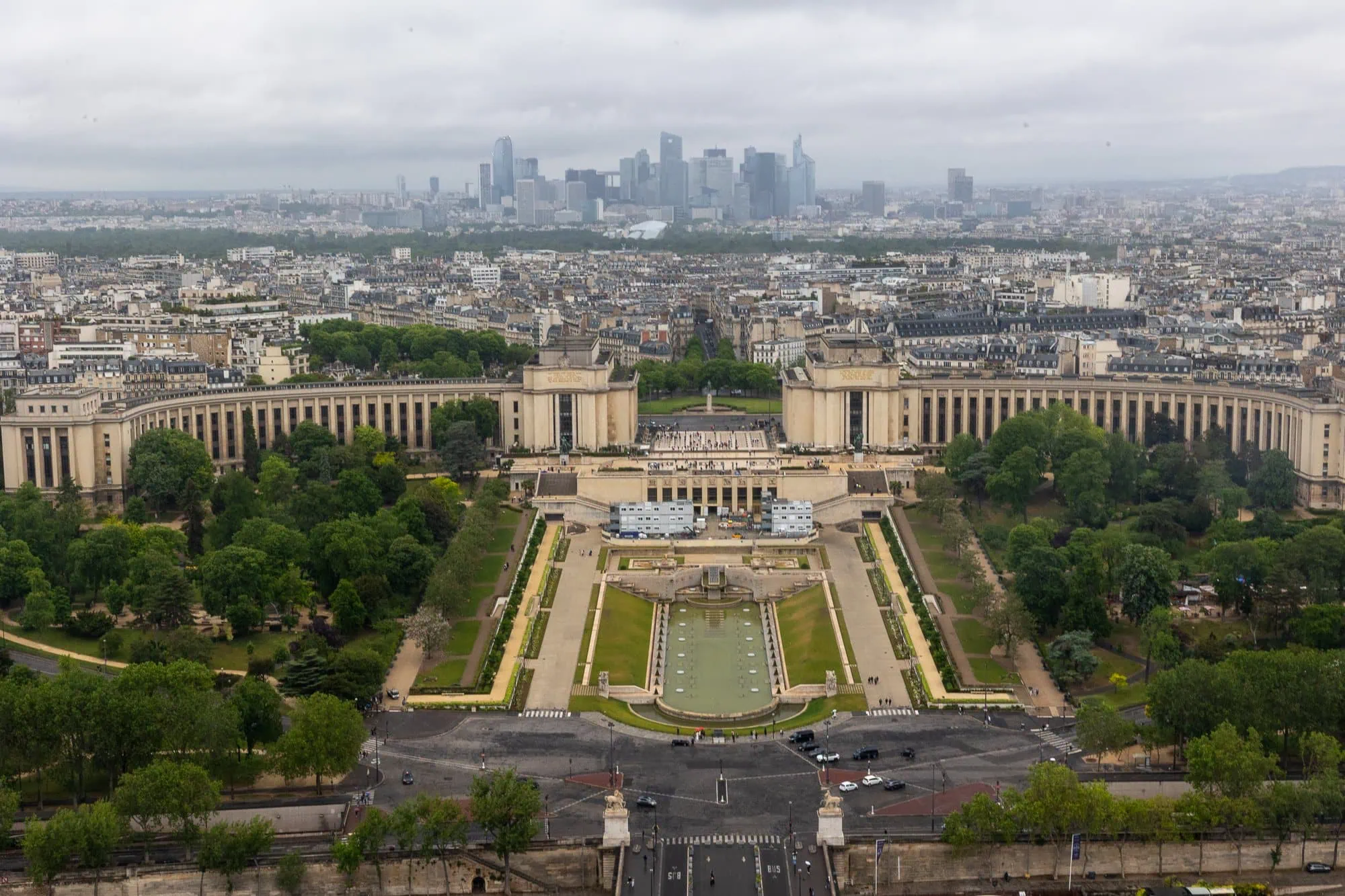 Vzdušný pohled na Trocadéro s fontánou, paláci a Paříží v pozadí