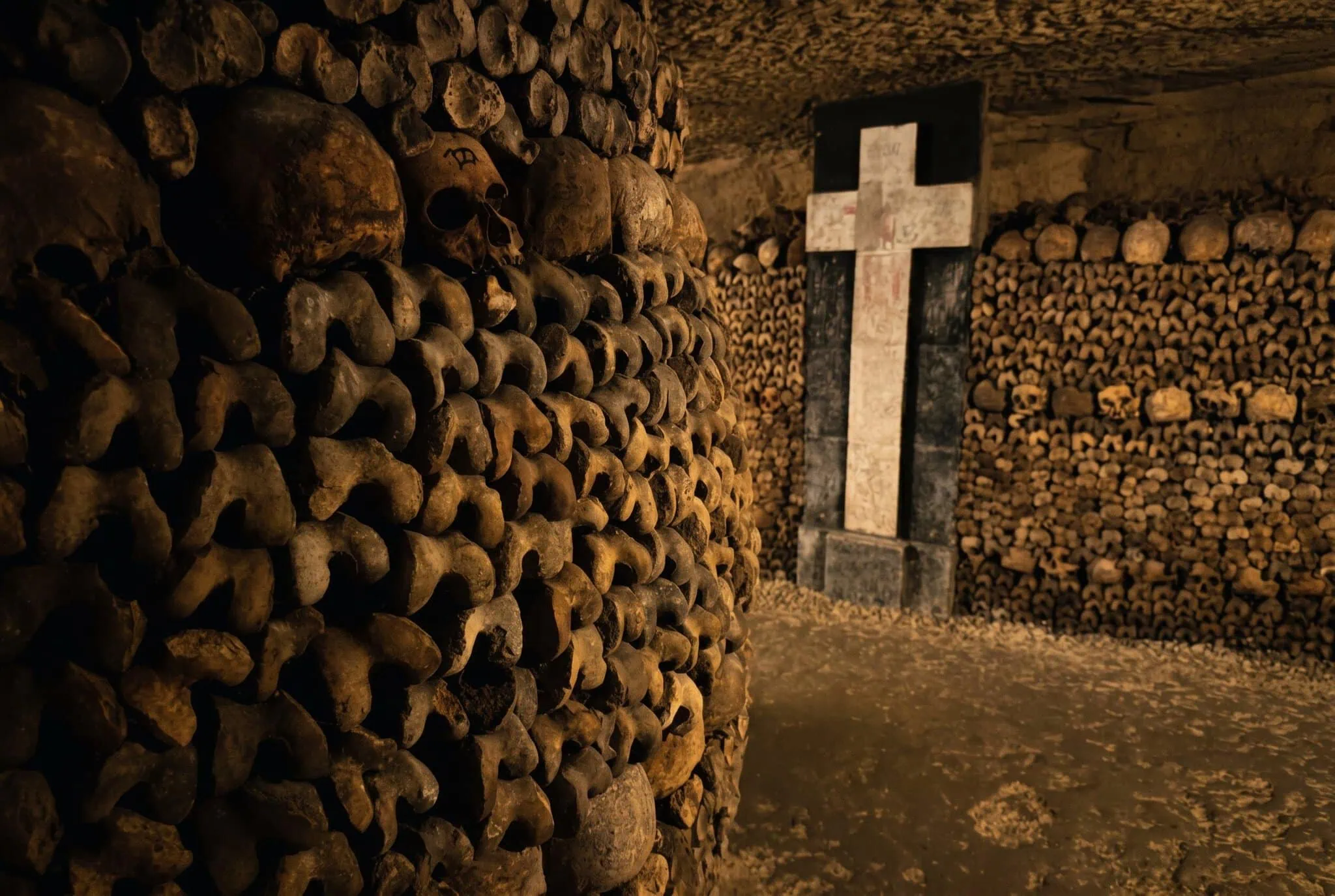 Kostnicí lemovaný tunel pařížských katakomb
