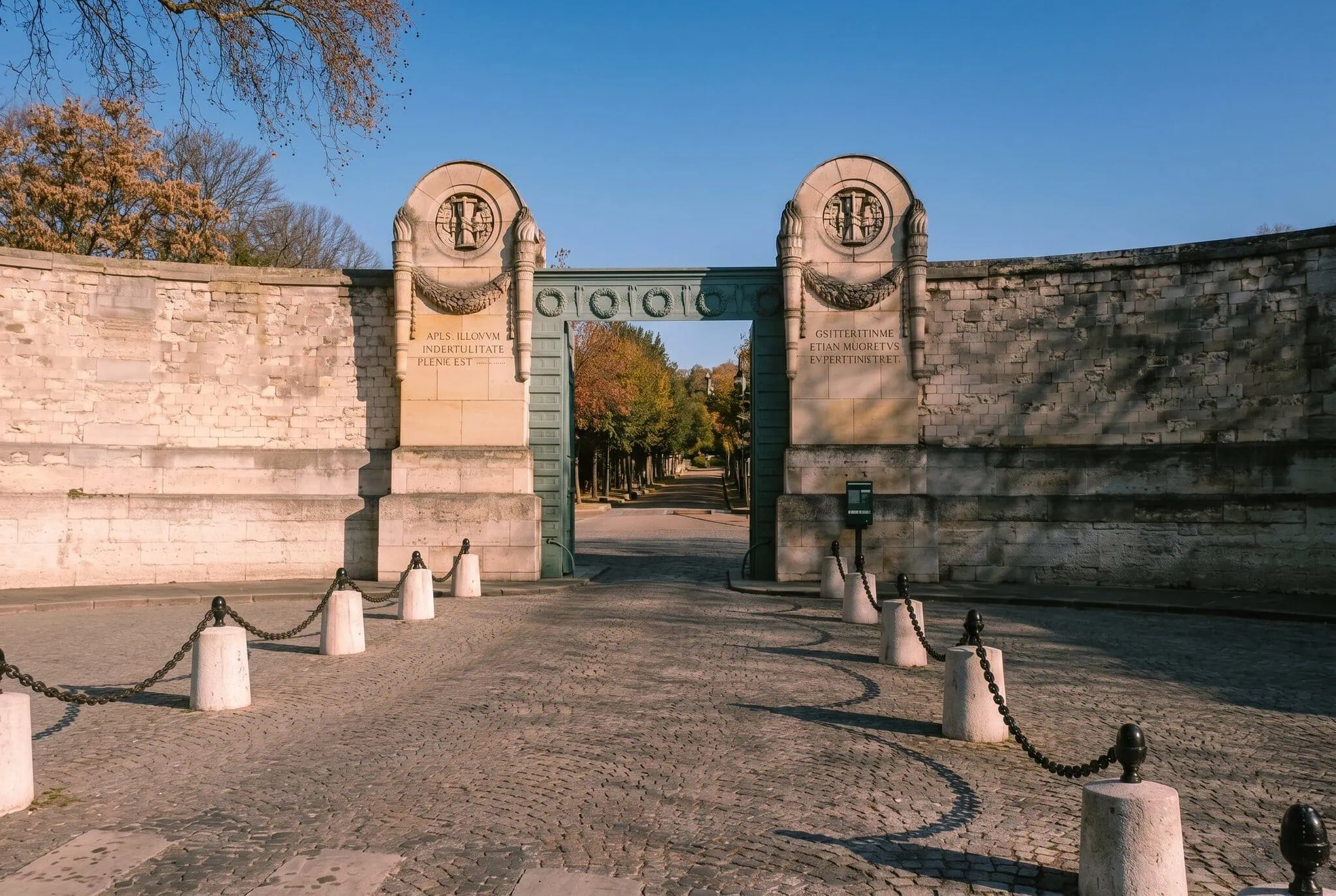Stromová alej a náhrobky hřbitova Père-Lachaise