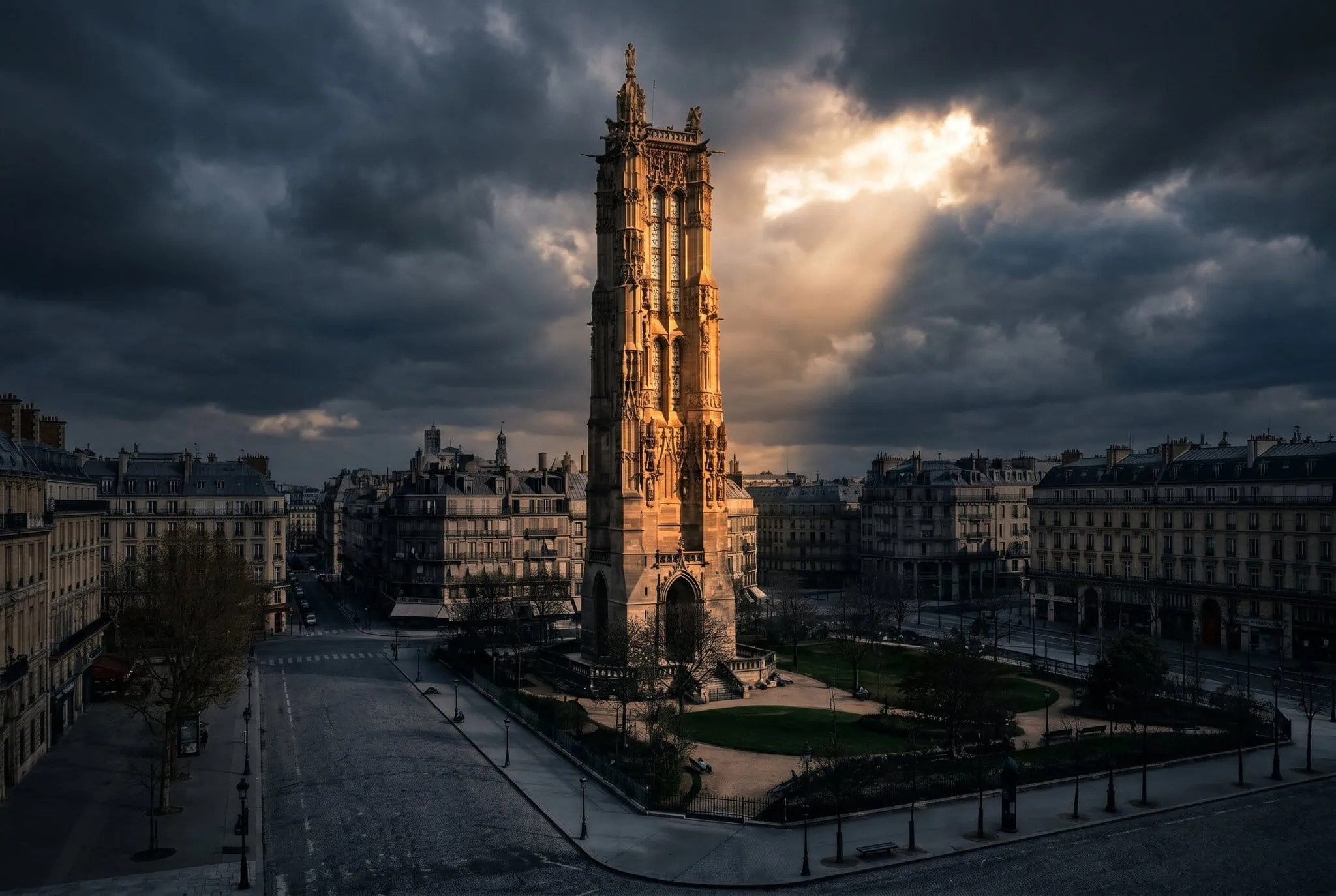 Gotická věž Tour Saint-Jacques v dramatickém světle