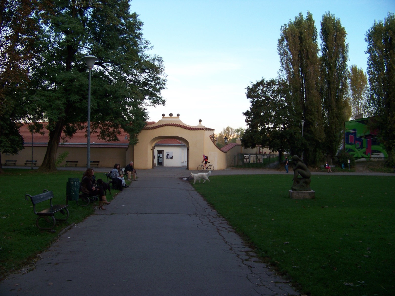 Park na ostrově Kampa se Sovovými mlýny