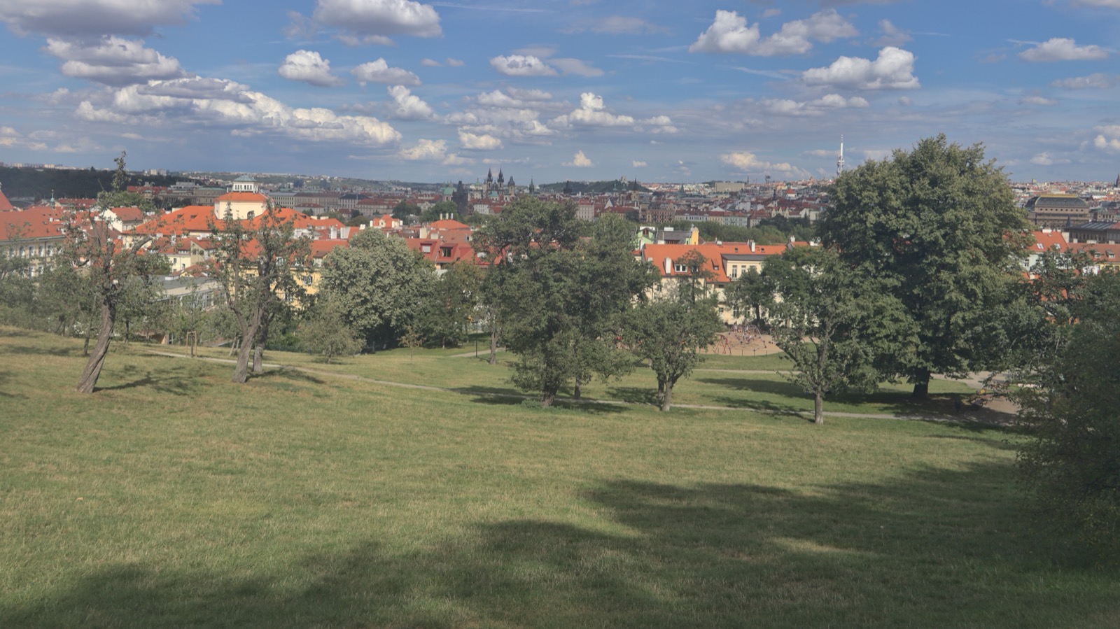 Petřínské sady s rozhlednou nad Prahou