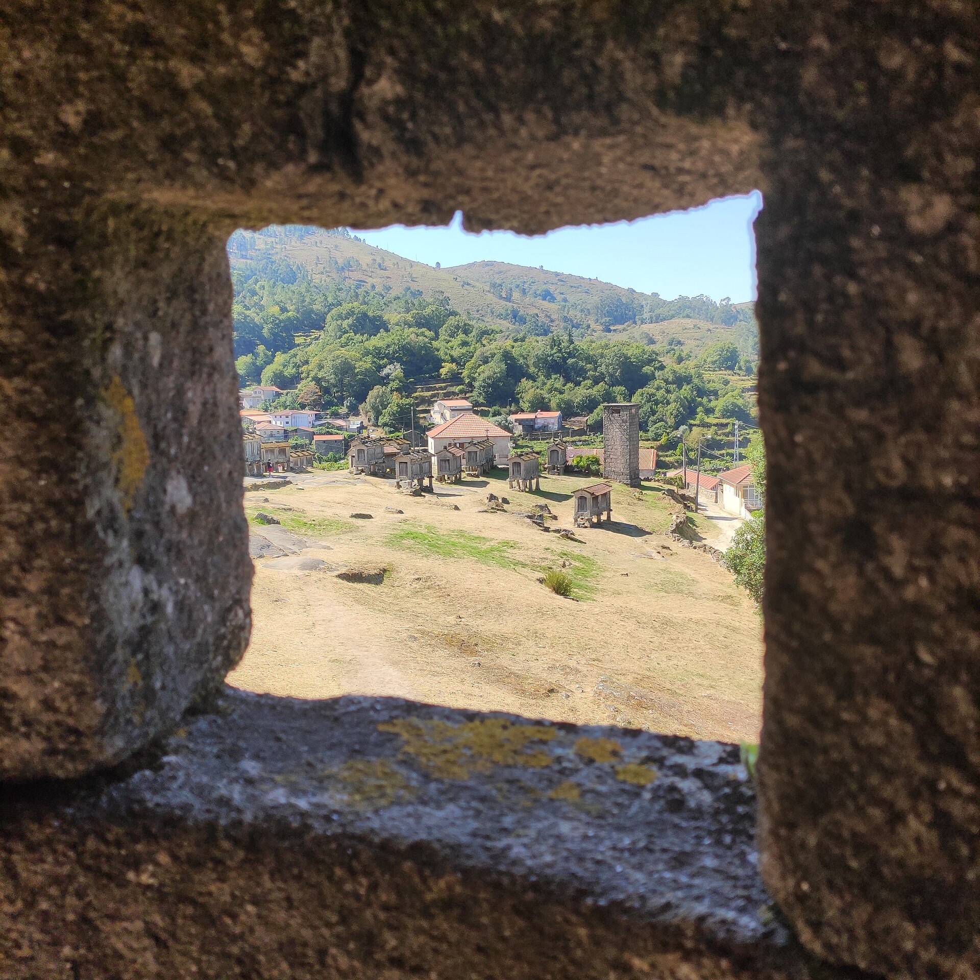 Hrad a největší sbírka sýpek v Lindoso