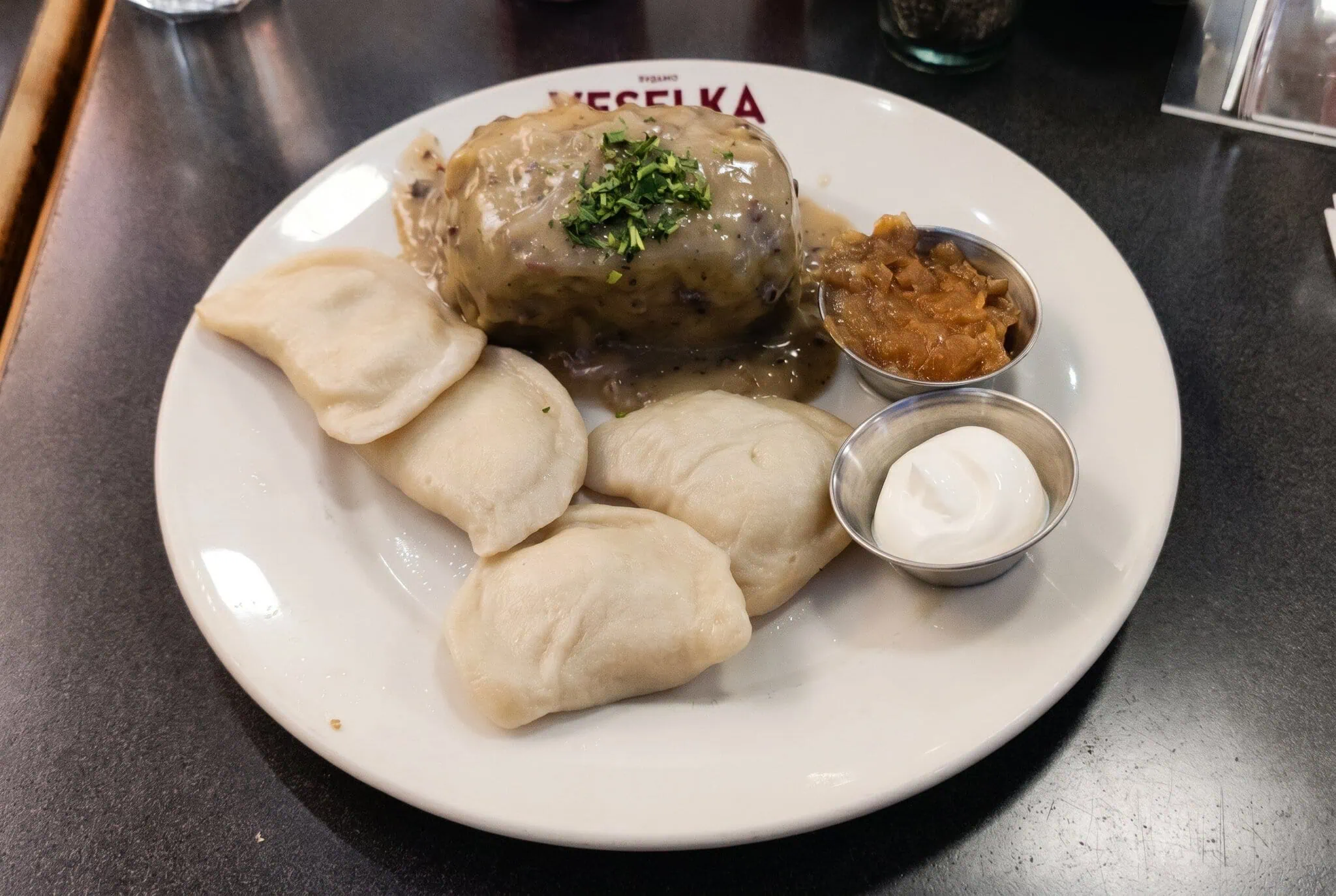 Vegetariánské pierogi s kysaným zelím a houbami